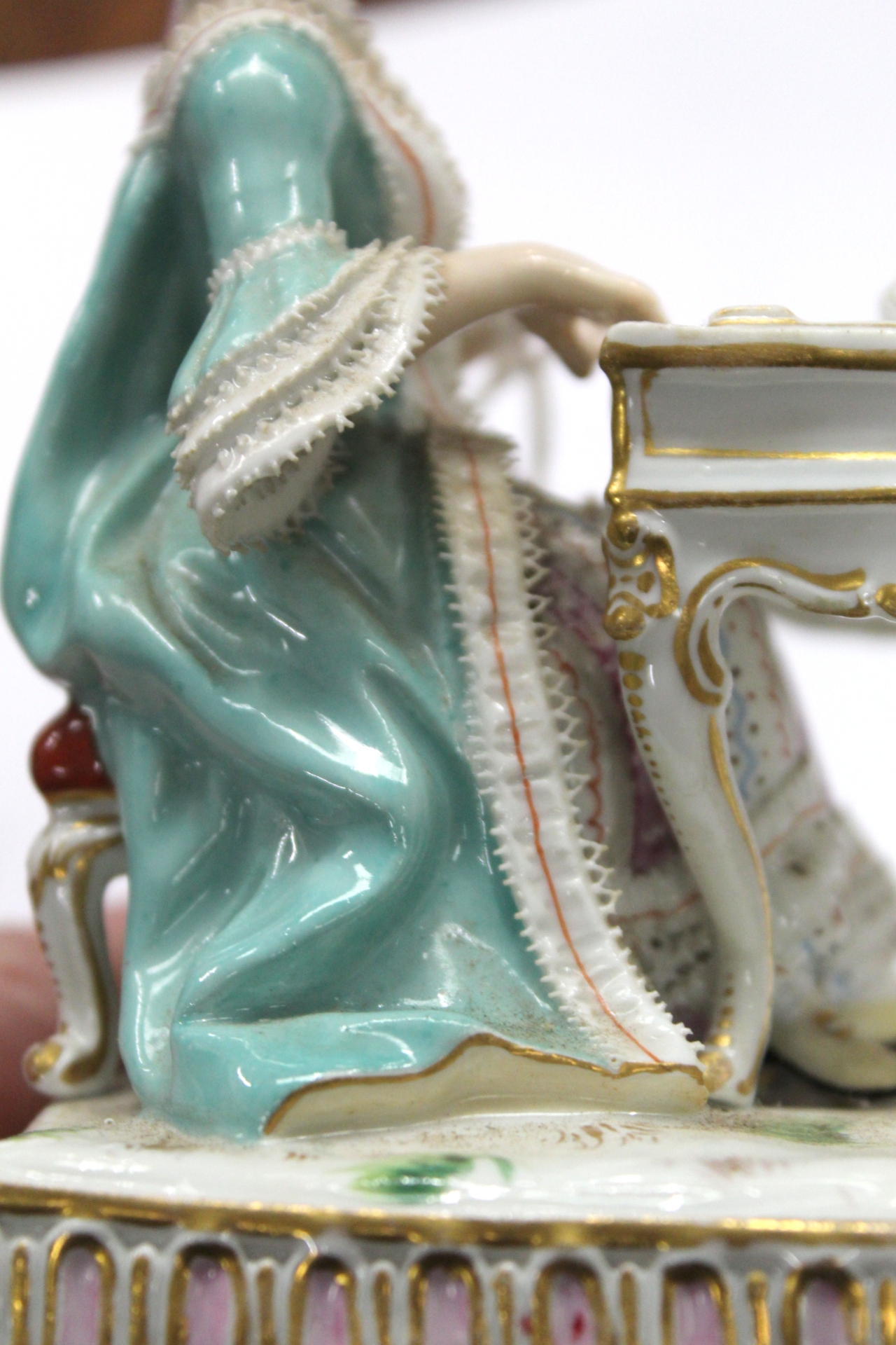 Meissen porcelain figure emblematic of the 'Sense of Sound' in the form of a lady in 18th century - Bild 10 aus 11
