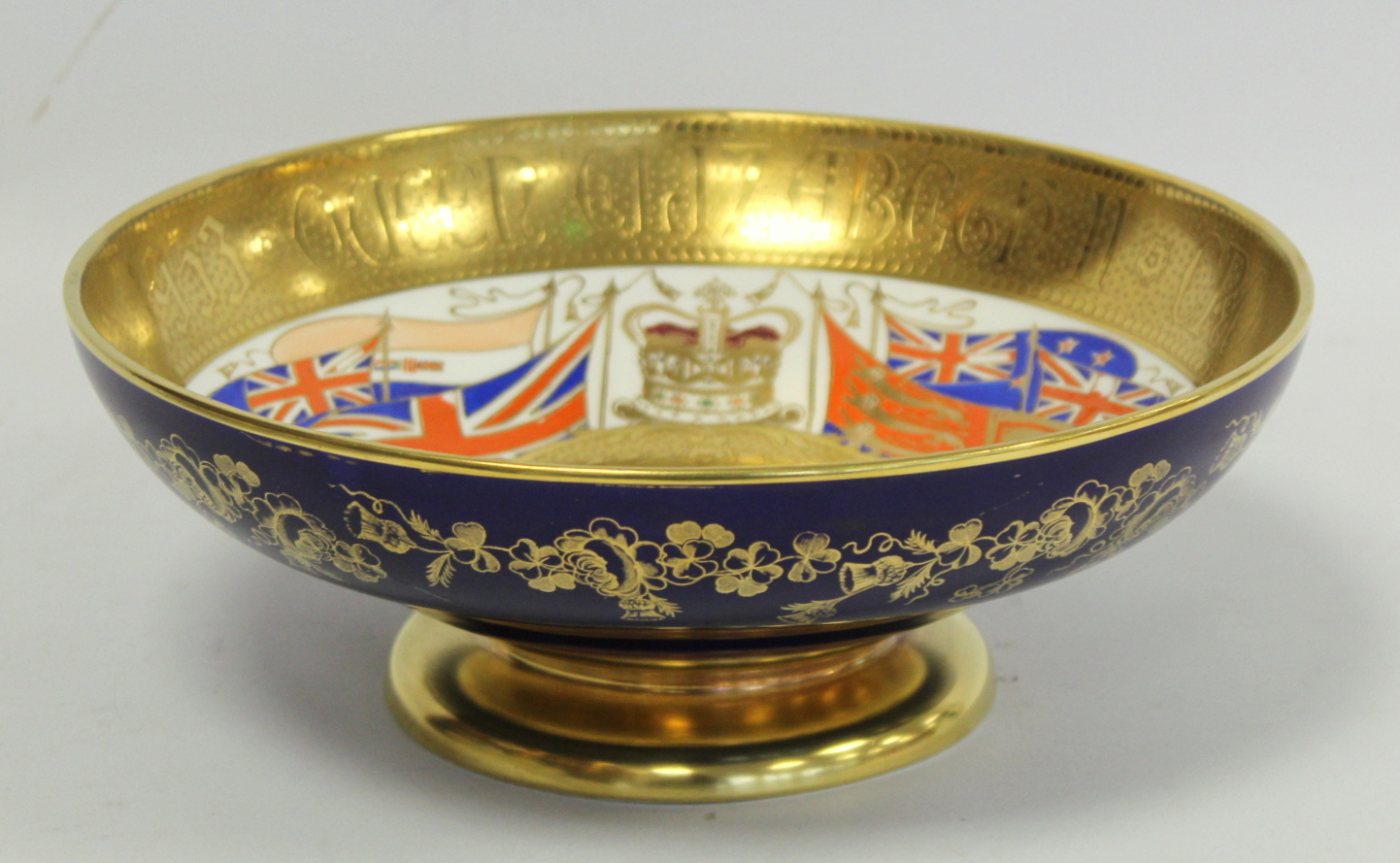 Aynsley Queen Elizabeth II 1953 Coronation pedestal bowl with central portrait panel flanked by - Image 2 of 6