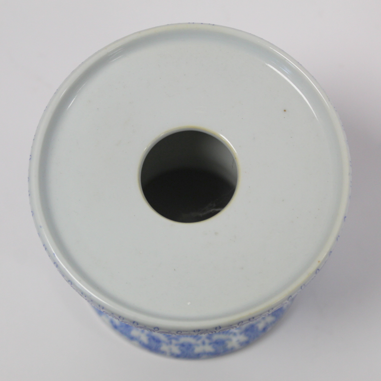 Chinese eggshell porcelain wedding lamp or lantern, the ovoid shade decorated with fish amongst - Bild 12 aus 14