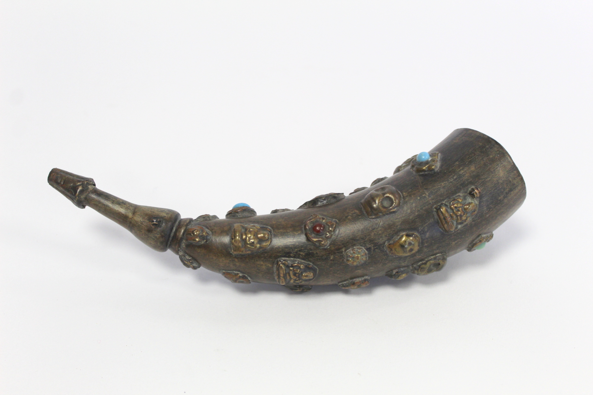 Tibetan horn with carved and shaped end and applied repousse metal masks with inset turquoise and - Image 4 of 12