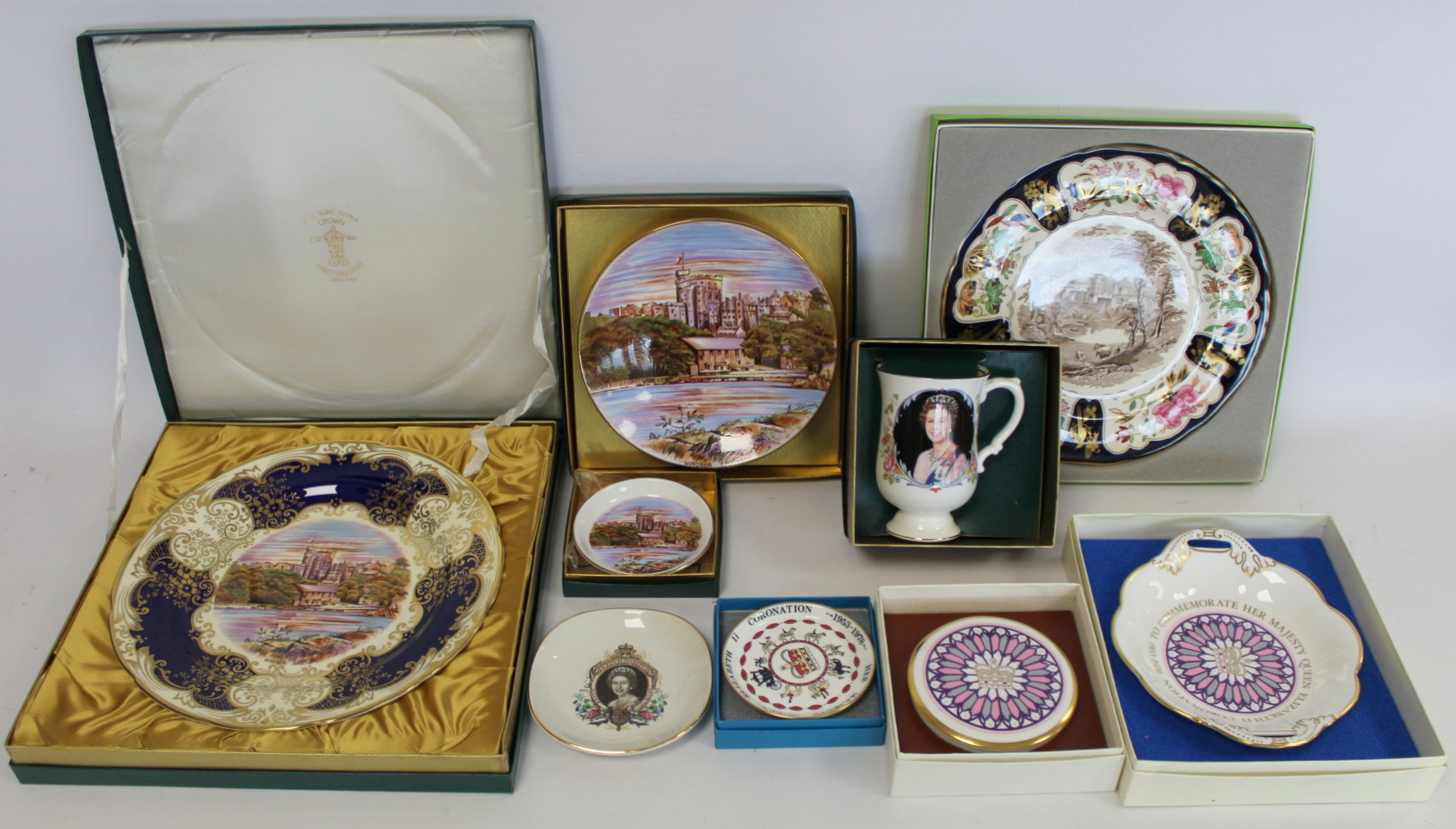 Collection of commemorative items for the Silver Jubilee of Queen Elizabeth II 1977, comprising: