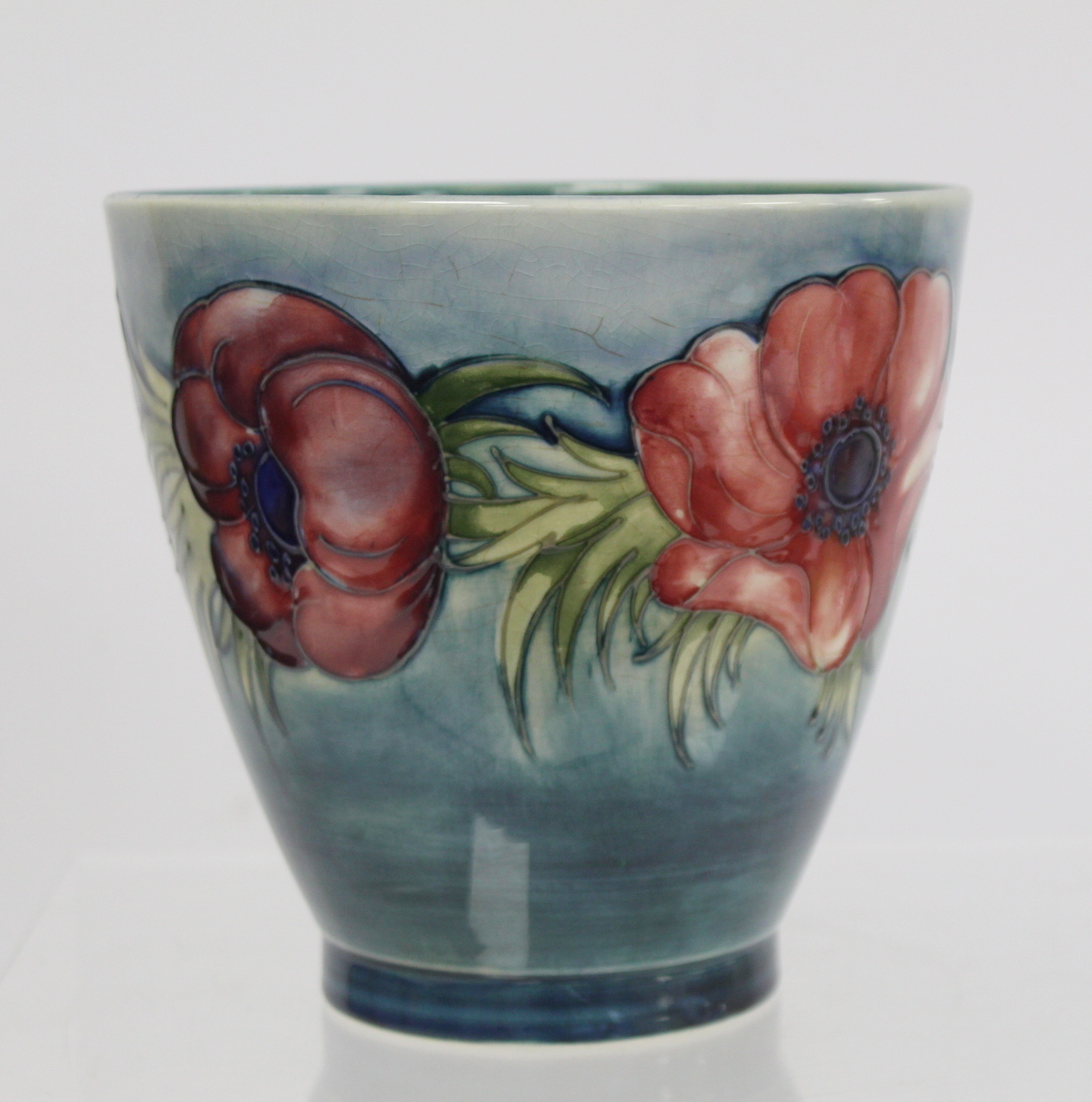 Moorcroft Pottery "Anemone" pattern vase of flared form with blue green ground, painted initials - Bild 2 aus 10