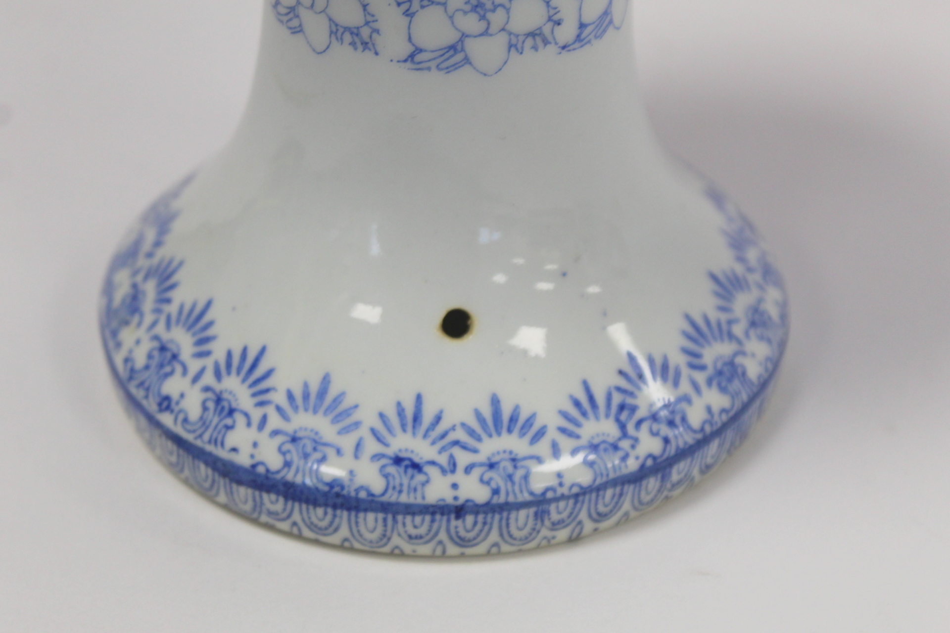 Chinese eggshell porcelain wedding lamp or lantern, the ovoid shade decorated with fish amongst - Bild 13 aus 14