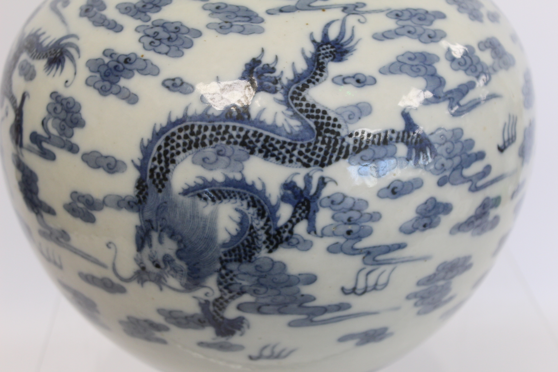 Chinese Qing dynasty large blue and white bottle vase decorated with five five-clawed scrolling - Image 9 of 21