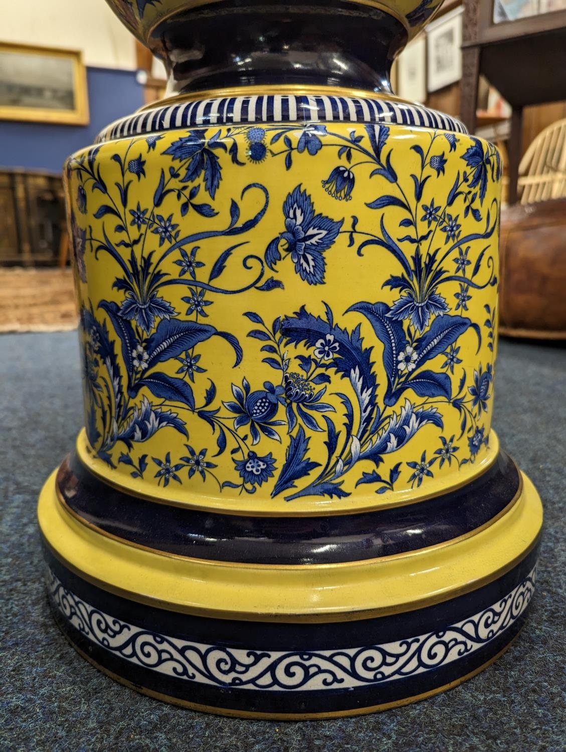 20th century pottery jardinière stand, the yellow ground decorated with blue floral spray, 71cm - Bild 4 aus 4