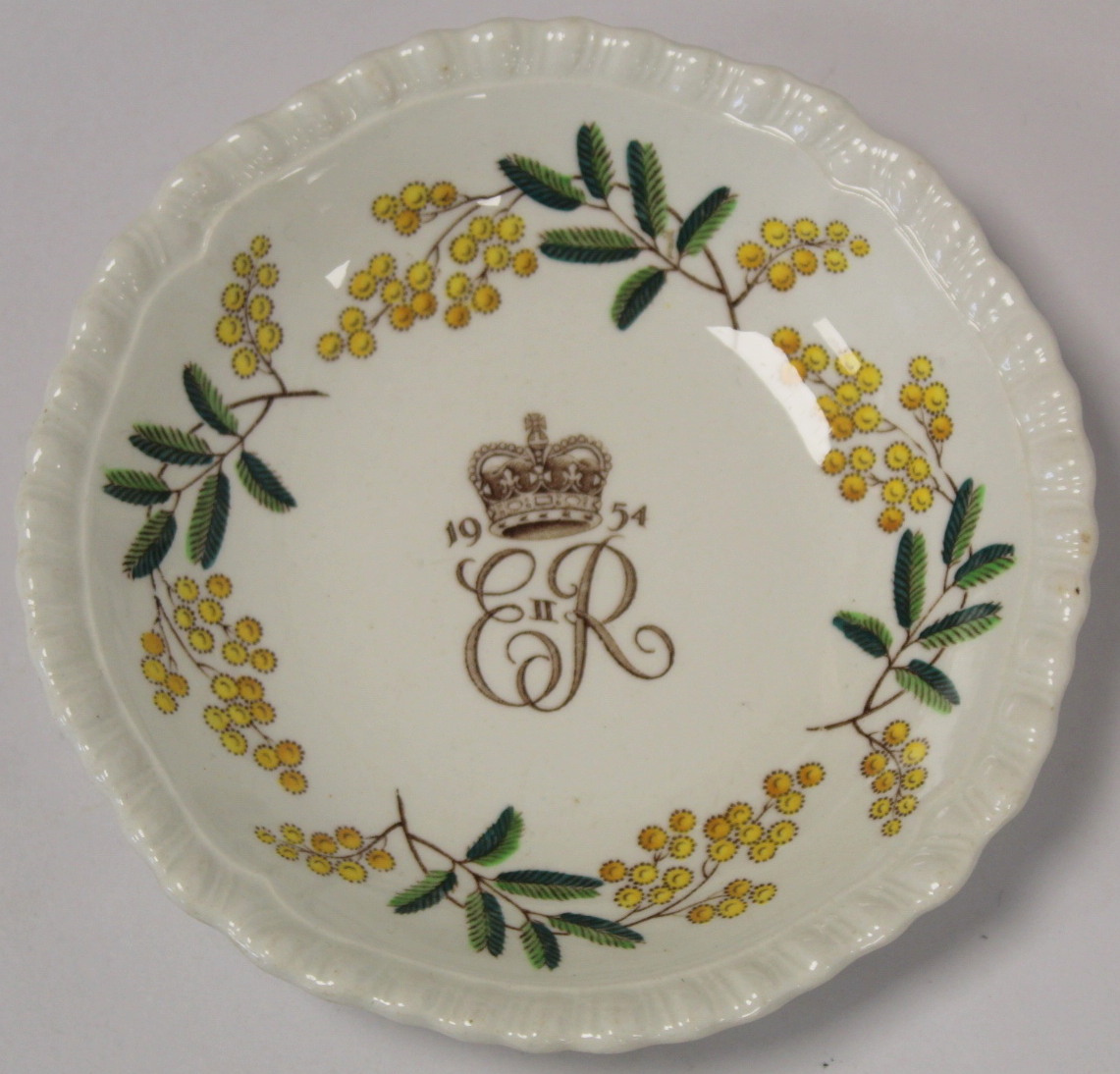 Three pieces of commemorative ware for overseas Royal visits by Queen Elizabeth II, comprising: - Bild 5 aus 9