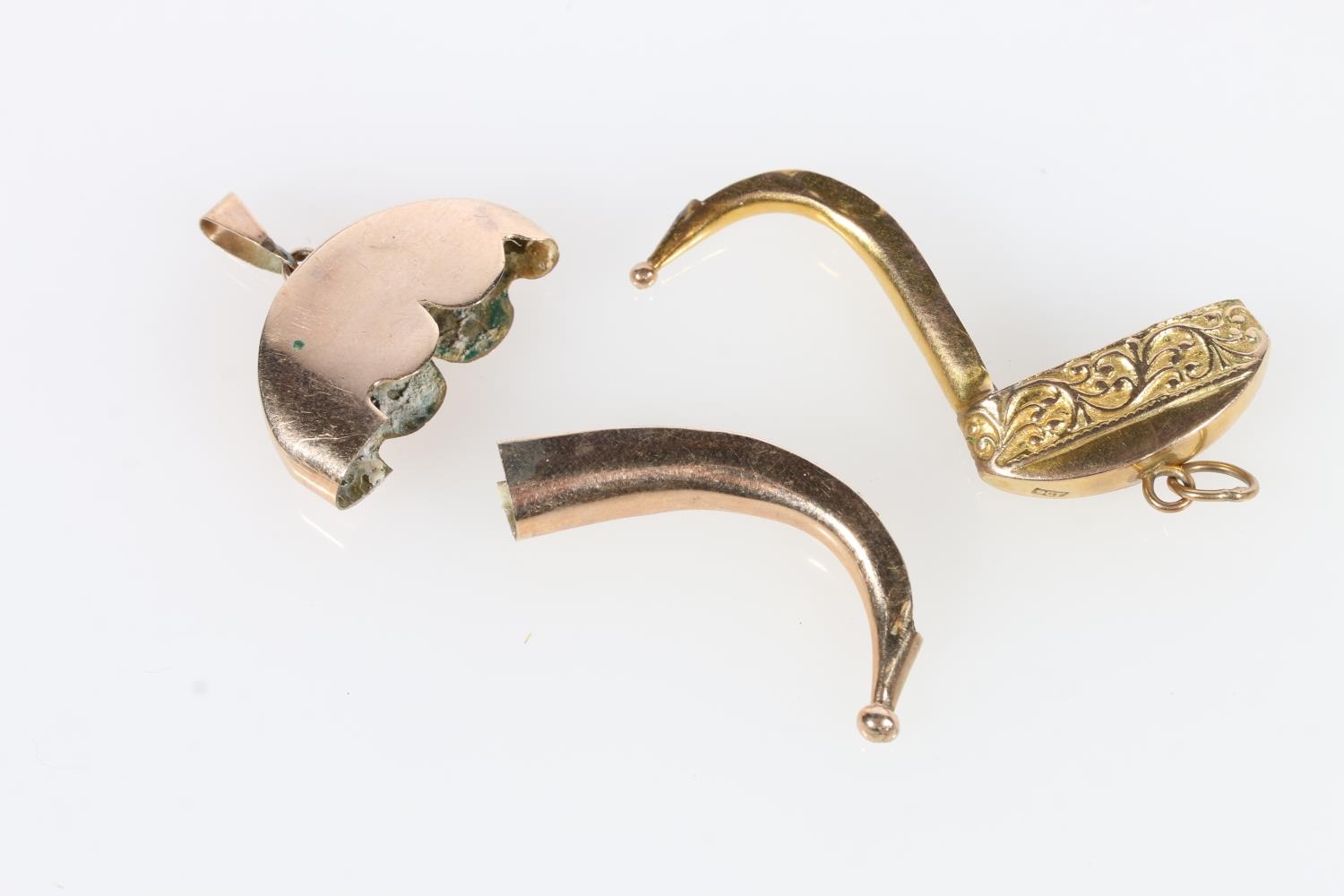 Two 9ct gold lion claw brooch mounts, 6.7g gross.