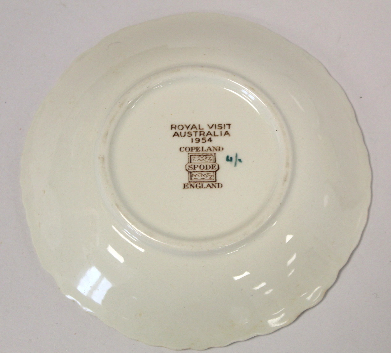 Three pieces of commemorative ware for overseas Royal visits by Queen Elizabeth II, comprising: - Bild 9 aus 9