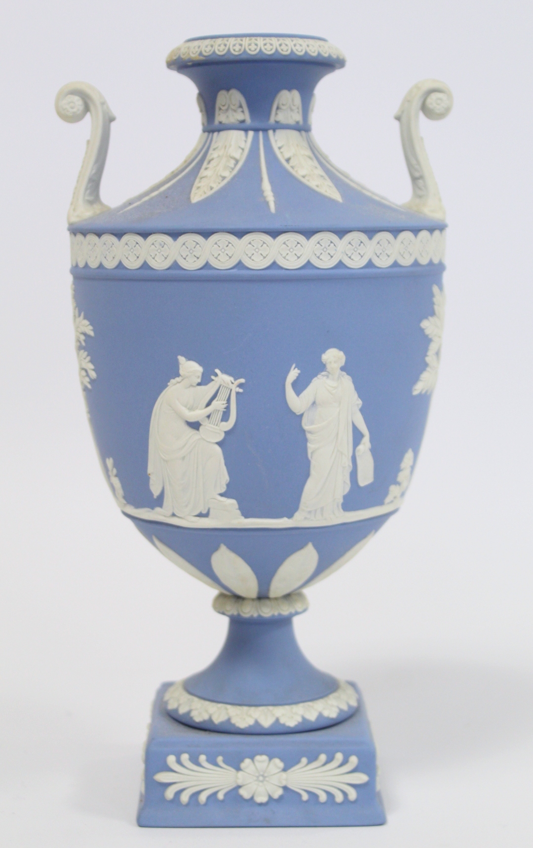 20th century Wedgwood blue jasperware vase of urn form with twin scroll handles, the continuous - Bild 3 aus 7