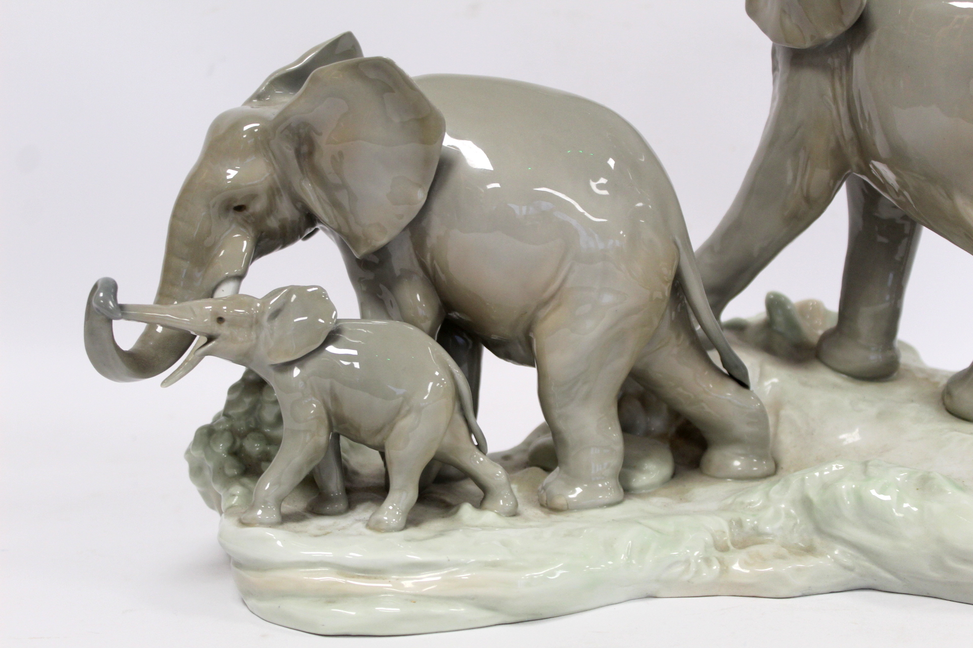 Large Lladro porcelain figure group " Familia de Elefantes" (Elephant family) model no. 01004764, - Bild 2 aus 8