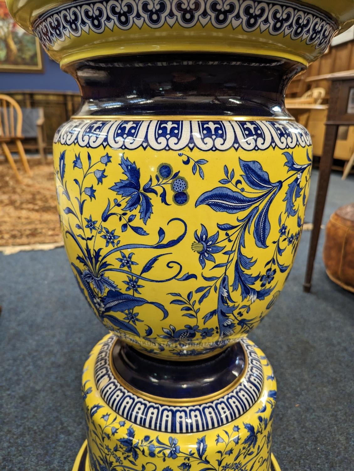 20th century pottery jardinière stand, the yellow ground decorated with blue floral spray, 71cm - Bild 3 aus 4