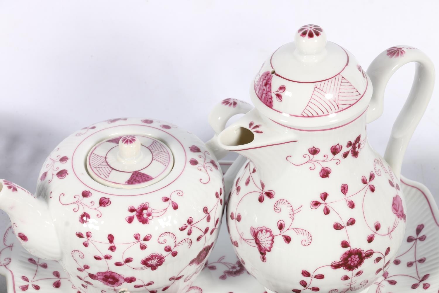 August Warnecke twenty-eight piece China Purpur pattern purple and white coffee and tea set, also - Bild 2 aus 5