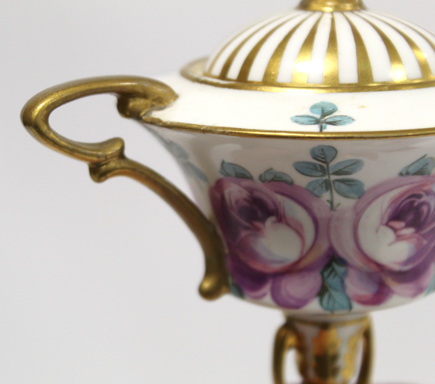 Late 19th century Minton Art Nouveau covered vase, the shallow flared bowl decorated with mauve - Bild 7 aus 14