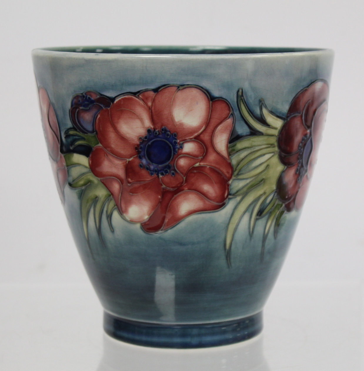 Moorcroft Pottery "Anemone" pattern vase of flared form with blue green ground, painted initials - Bild 3 aus 10