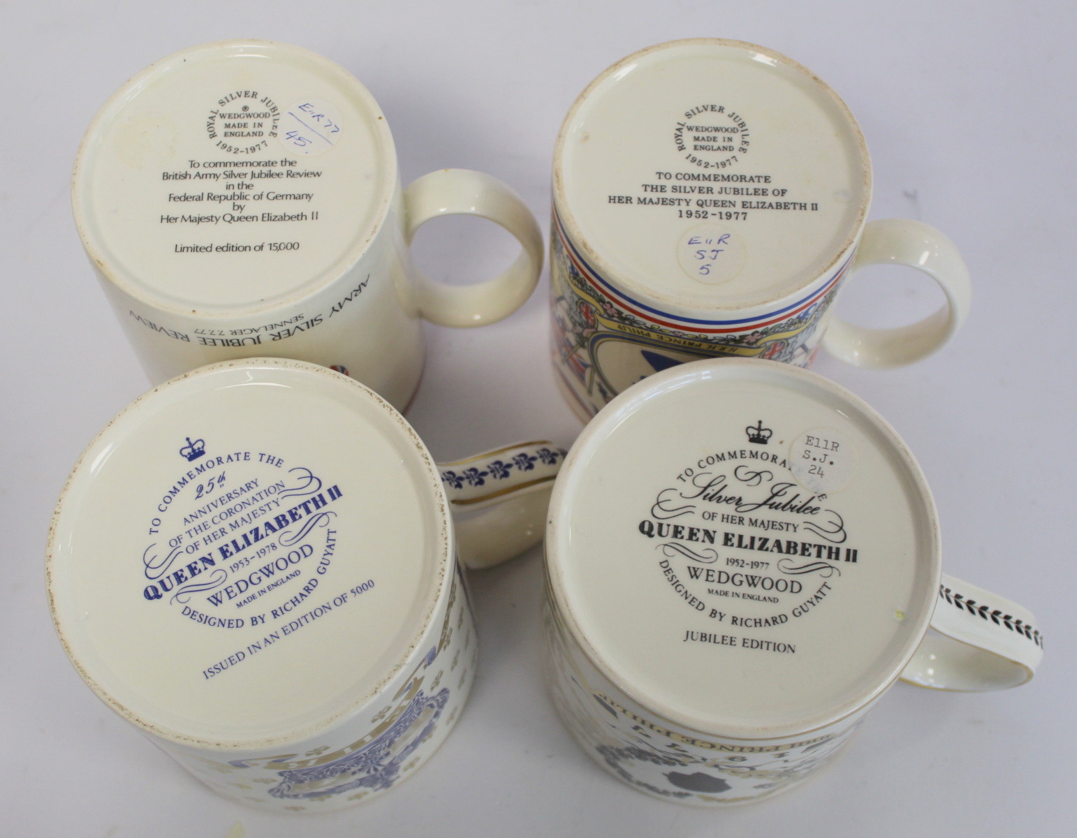 Four Wedgwood commemorative mugs for the Queen's Silver Jubilee 1977 including two designed by - Bild 3 aus 3