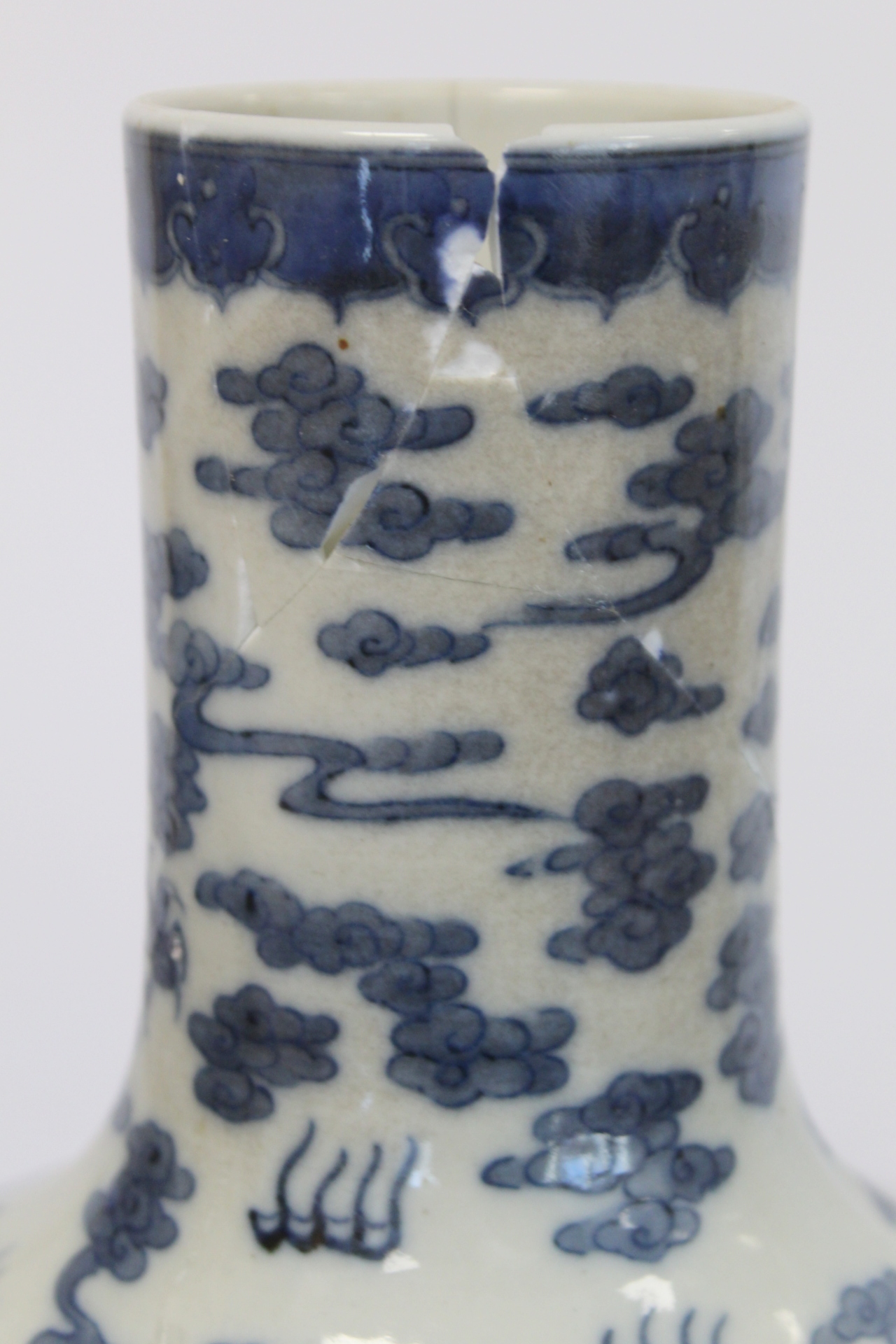 Chinese Qing dynasty large blue and white bottle vase decorated with five five-clawed scrolling - Image 15 of 21