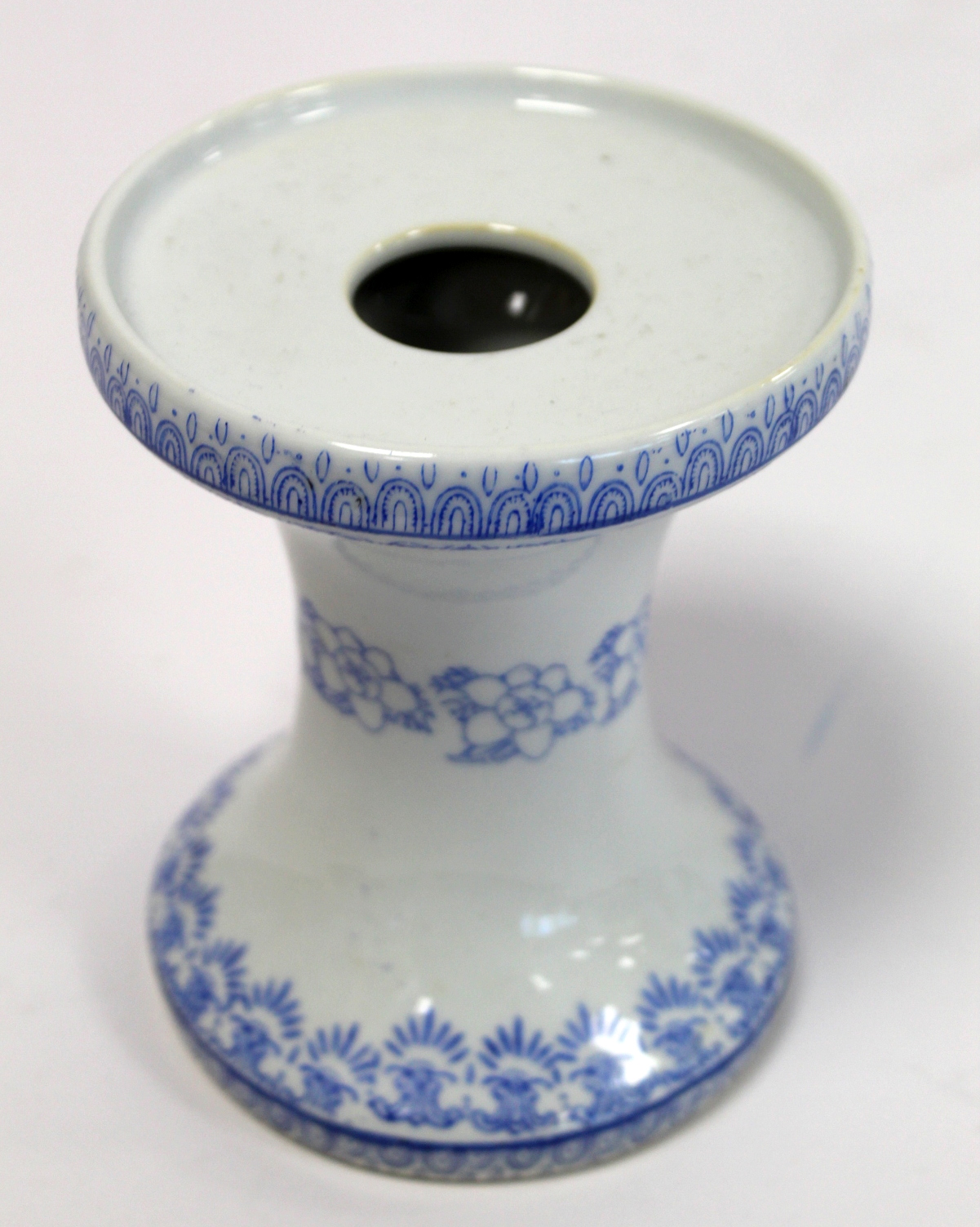 Chinese eggshell porcelain wedding lamp or lantern, the ovoid shade decorated with fish amongst - Bild 11 aus 14