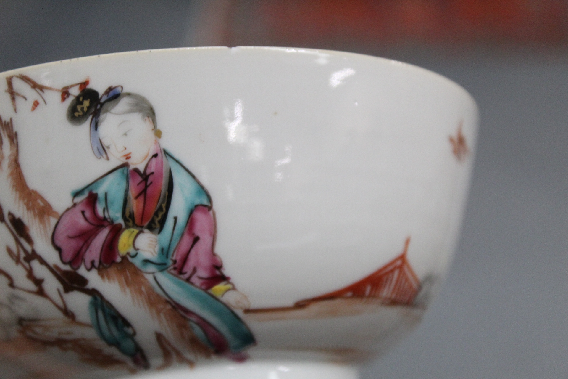 Four pieces of 18th century Chinese porcelain, comprising: circular punch bowl with polychrome - Image 15 of 16