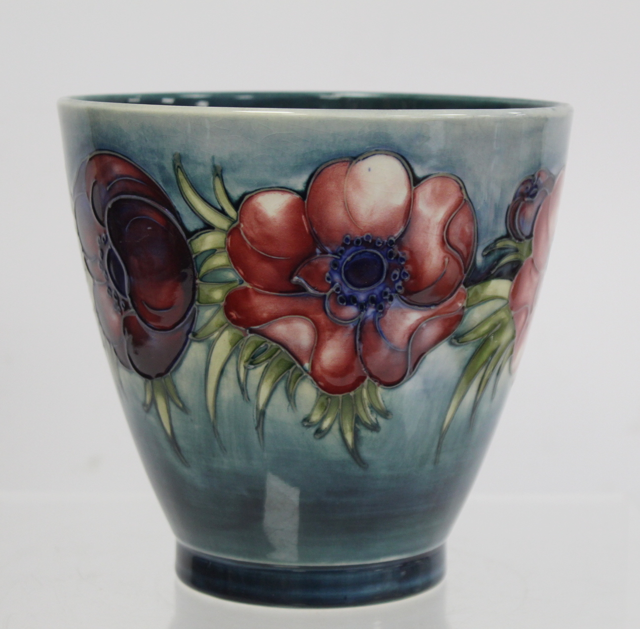 Moorcroft Pottery "Anemone" pattern vase of flared form with blue green ground, painted initials - Bild 4 aus 10