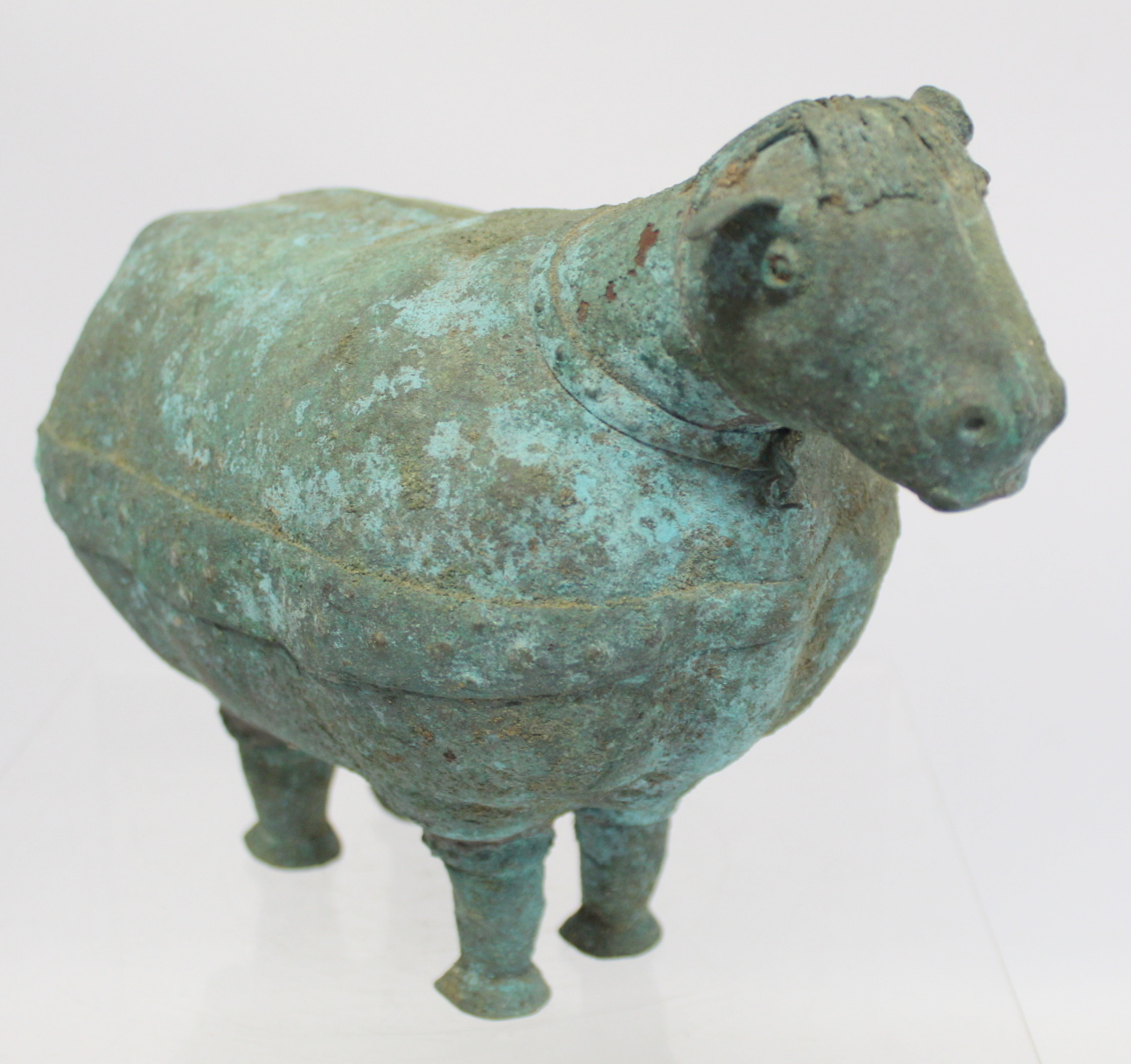 Archaistic naive hollow bronze figure of a ram, the rotund body with rivet effect band and collar - Image 8 of 10