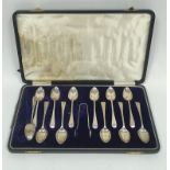 Set of twelve tea spoons, with tongs, 1914, cased, 20g / 7oz.