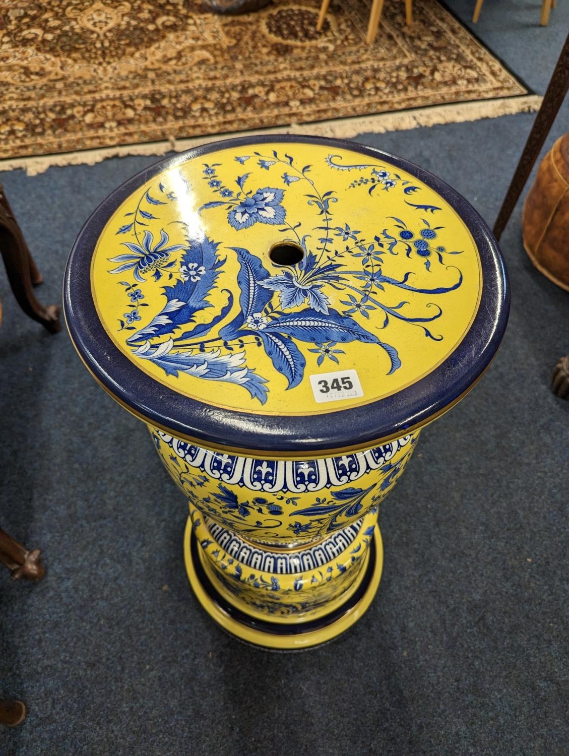 20th century pottery jardinière stand, the yellow ground decorated with blue floral spray, 71cm - Bild 2 aus 4