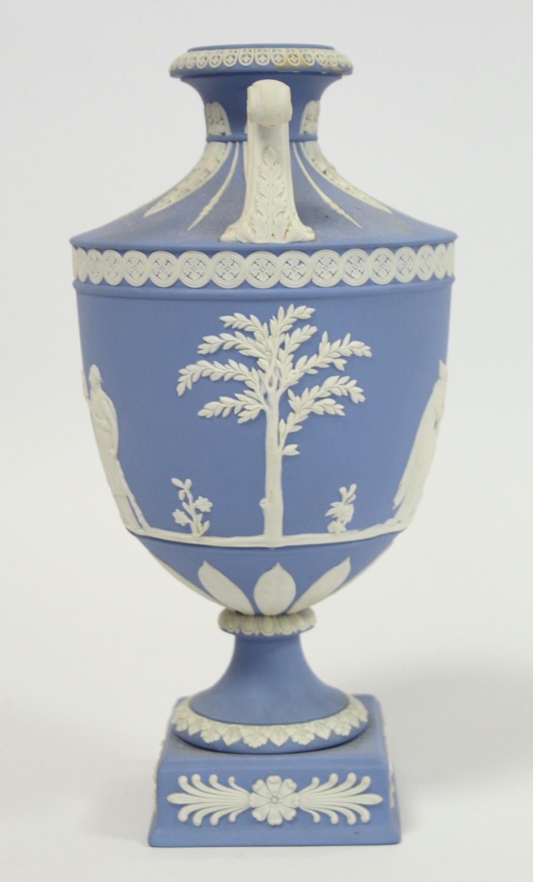 20th century Wedgwood blue jasperware vase of urn form with twin scroll handles, the continuous - Bild 4 aus 7