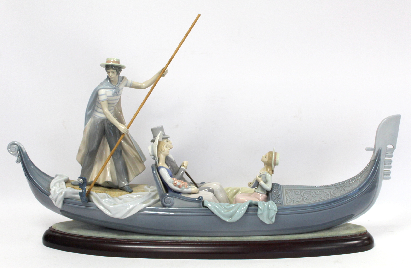 Large Lladro porcelain figure group "En La Gondola" (In the Gondola), model no. 1350, in the form of