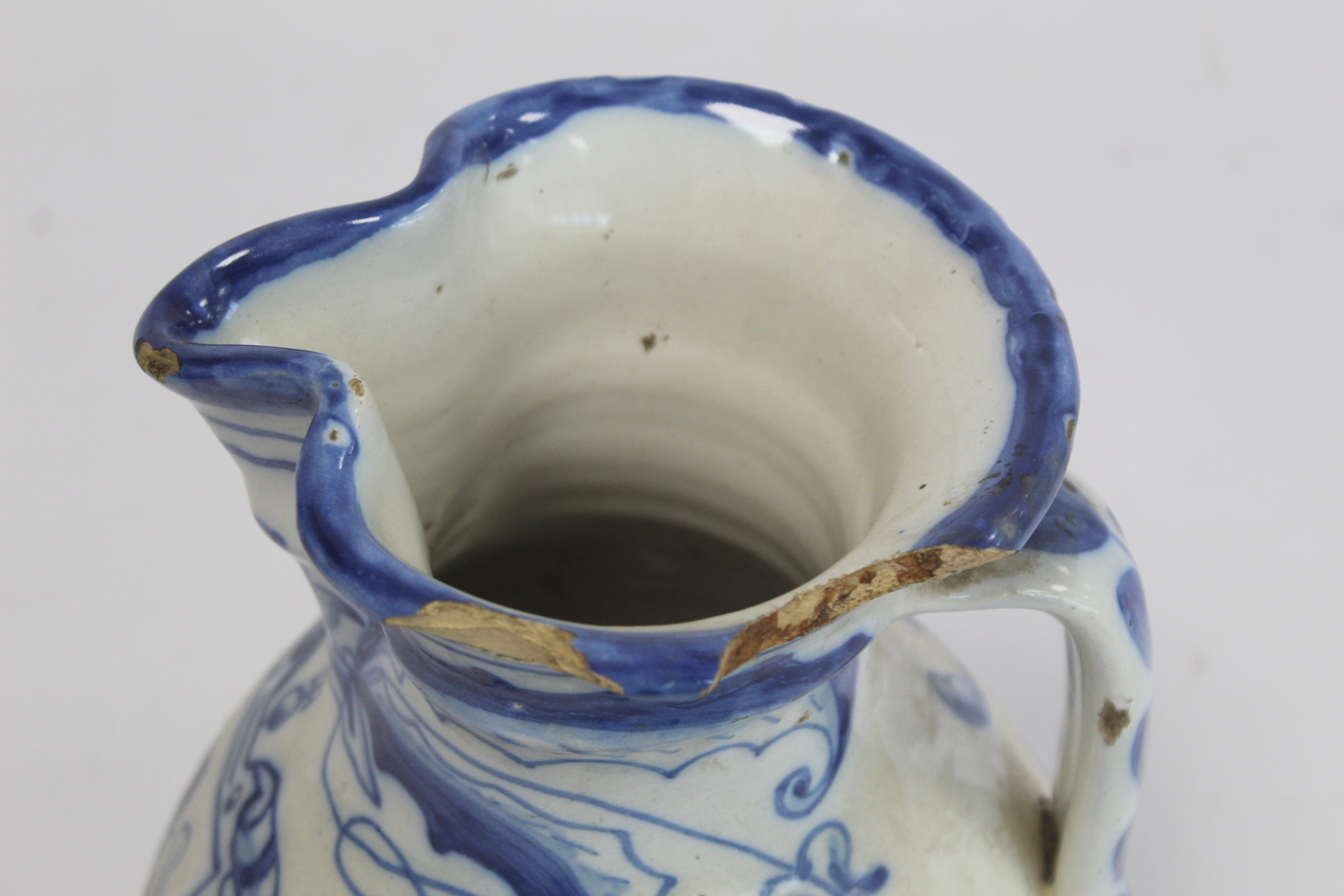 Spanish Talavera de la Reina tin glazed blue and white jug of domed form with trefoil rim, decorated - Image 6 of 8