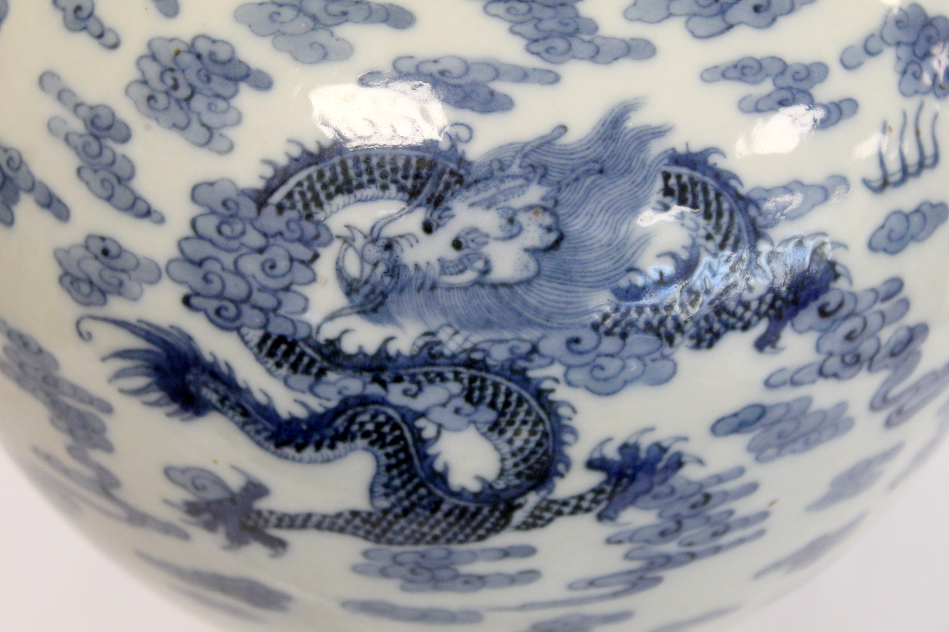 Chinese Qing dynasty large blue and white bottle vase decorated with five five-clawed scrolling - Image 7 of 21