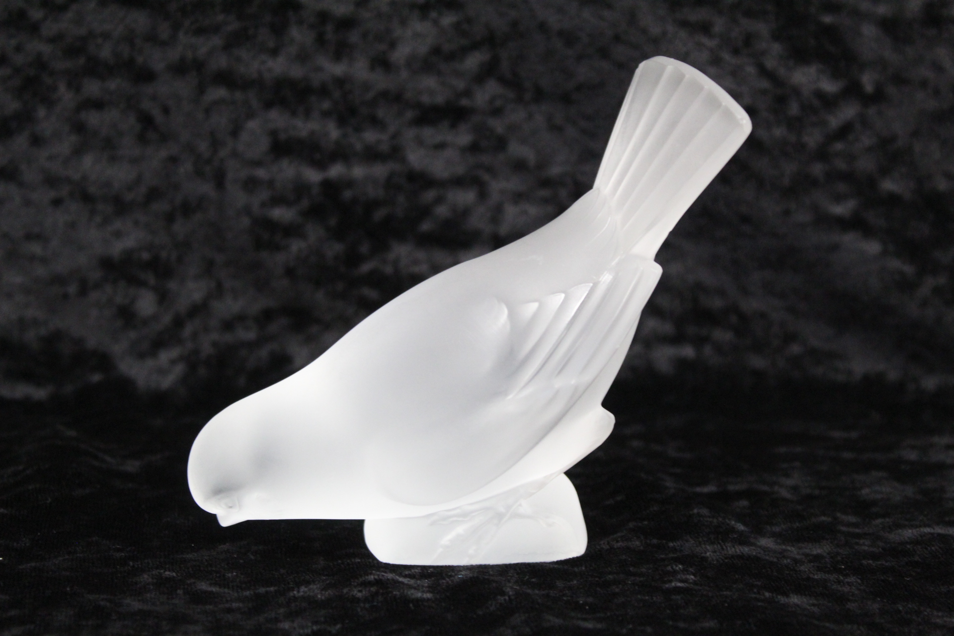 Modern Lalique frosted glass paperweight in the form of a pecking sparrow, incised mark Lalique - Image 3 of 7