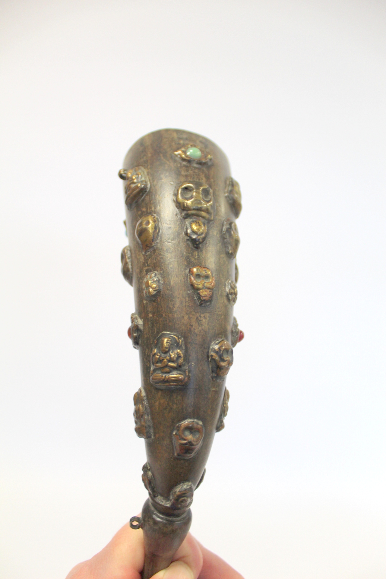 Tibetan horn with carved and shaped end and applied repousse metal masks with inset turquoise and - Image 6 of 12