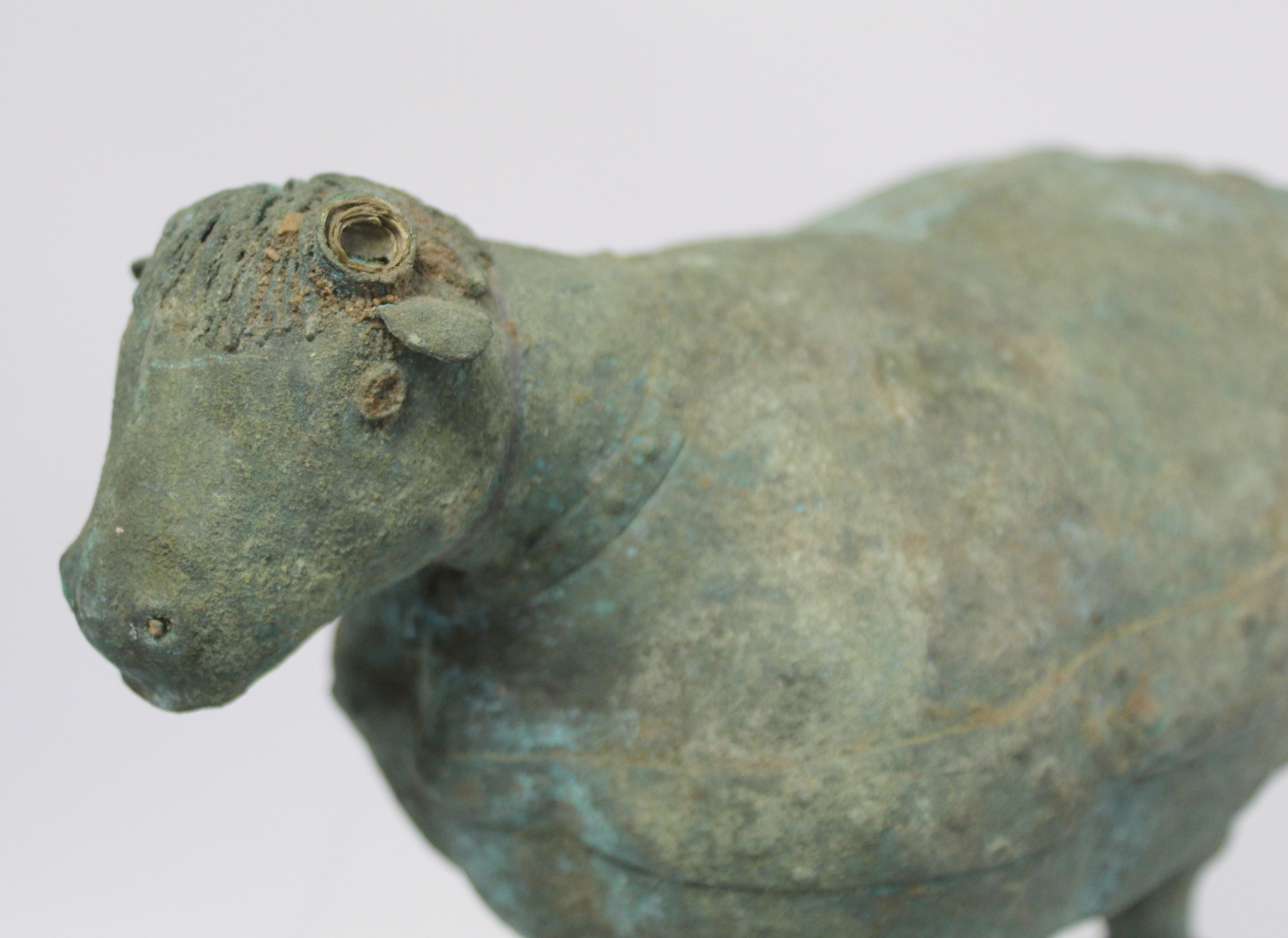 Archaistic naive hollow bronze figure of a ram, the rotund body with rivet effect band and collar - Image 7 of 10