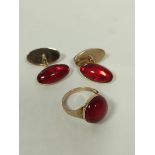 Red amber cabochon ring and a pair of similar cuff links, in gold, 9.7g.