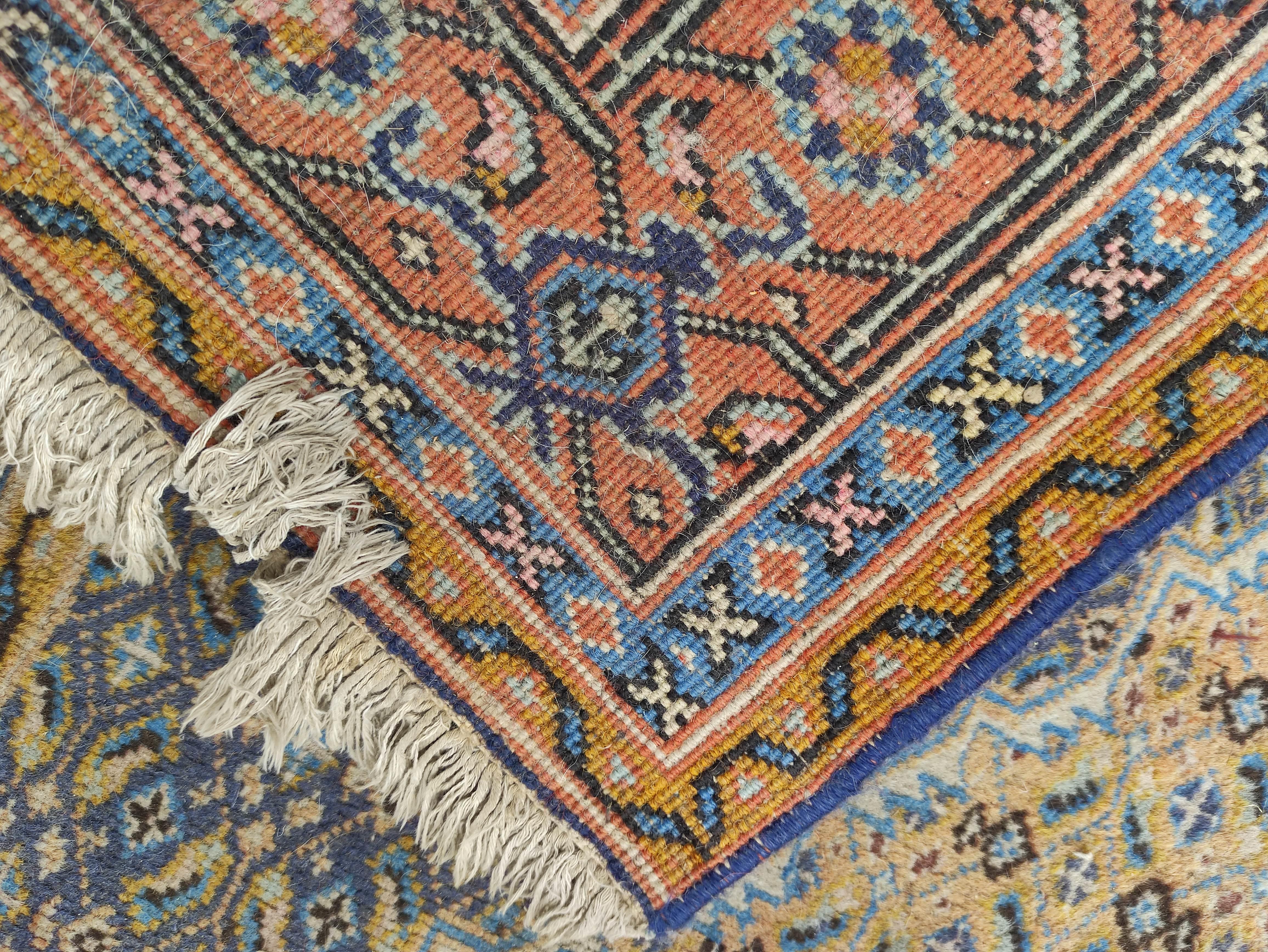 Eastern carpet with central hexagonal lozenge in a diamond lattice field with stylised flowerhead - Image 3 of 3