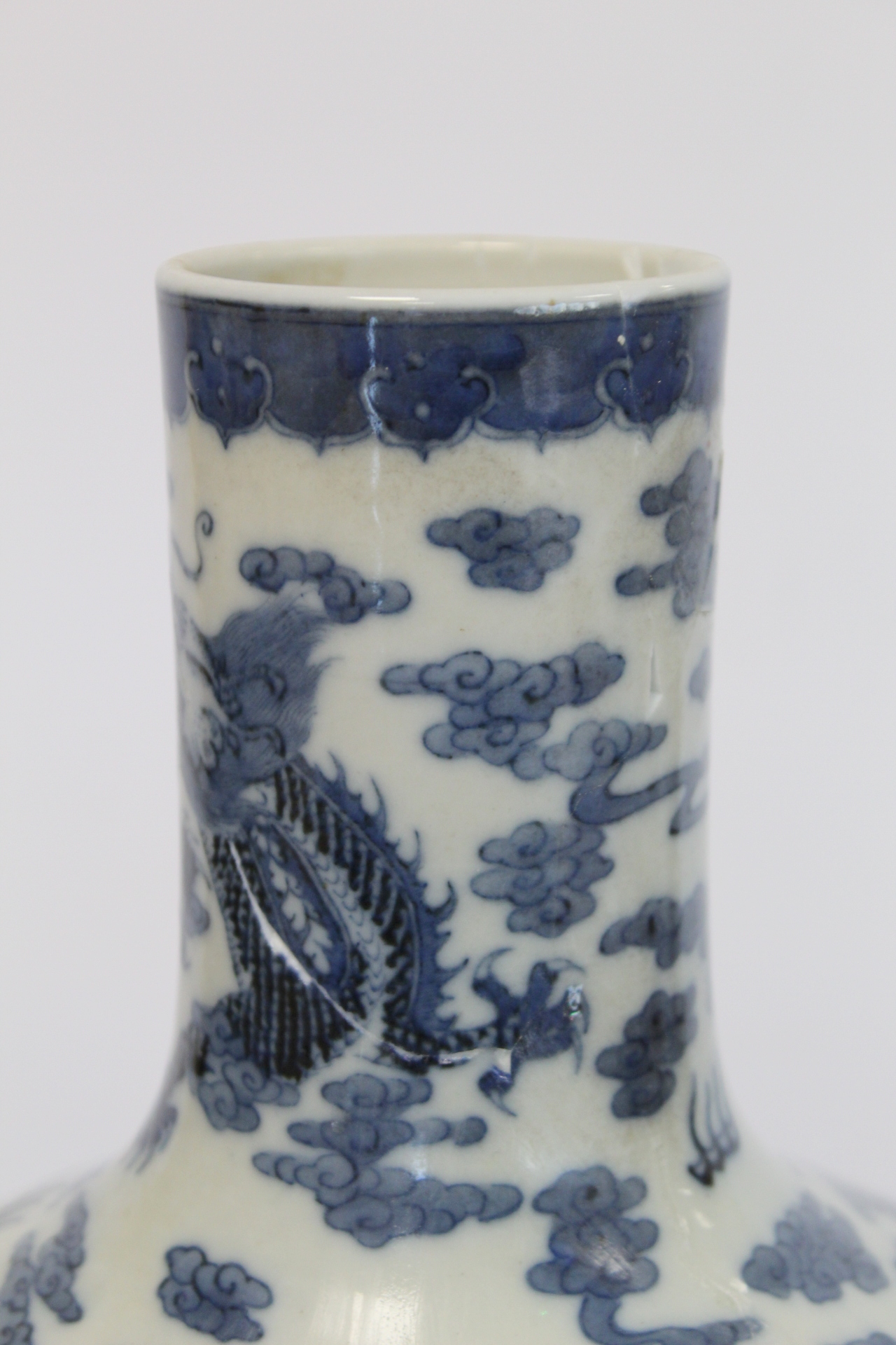 Chinese Qing dynasty large blue and white bottle vase decorated with five five-clawed scrolling - Image 16 of 21