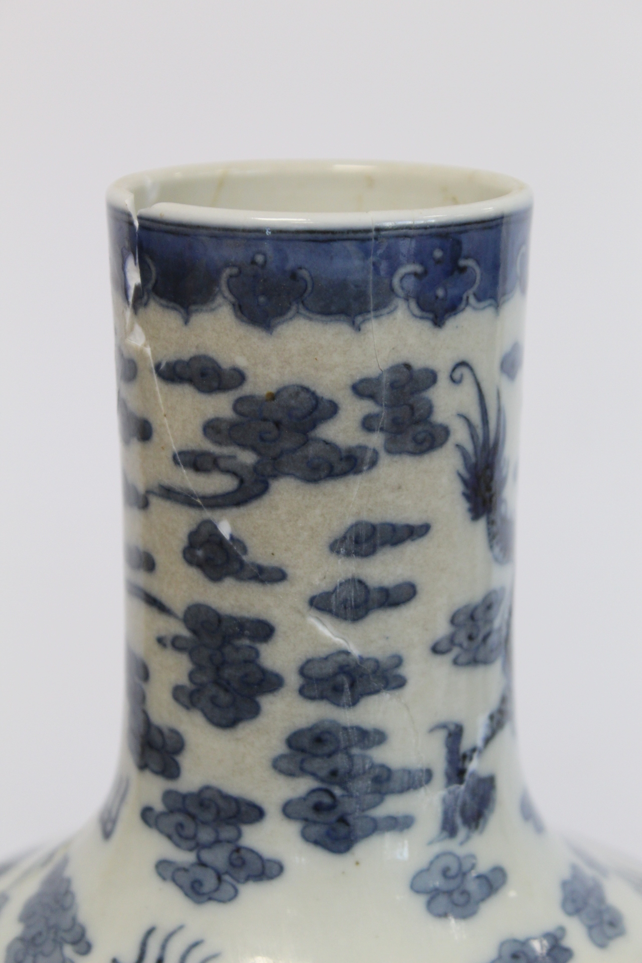 Chinese Qing dynasty large blue and white bottle vase decorated with five five-clawed scrolling - Image 14 of 21