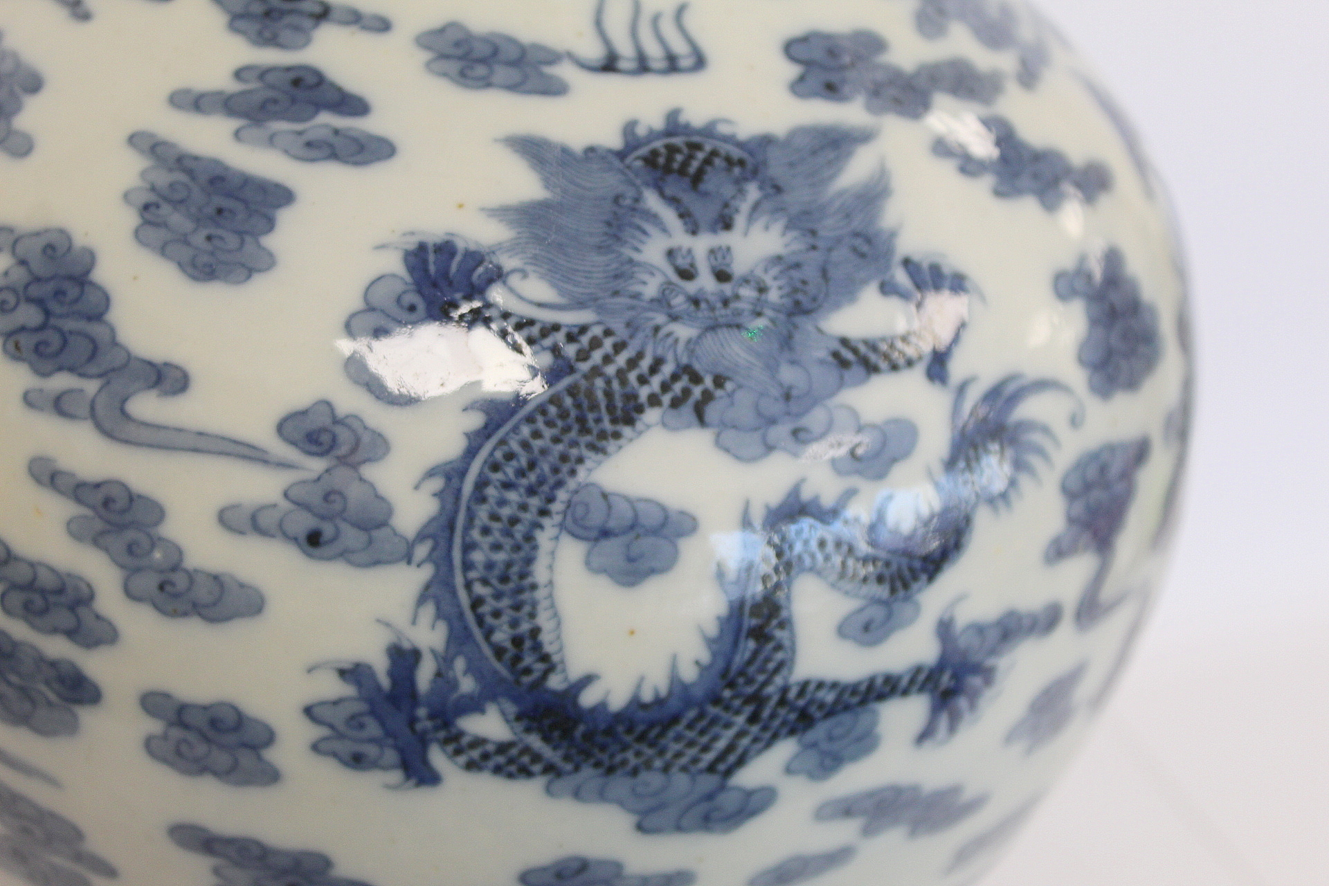 Chinese Qing dynasty large blue and white bottle vase decorated with five five-clawed scrolling - Image 5 of 21