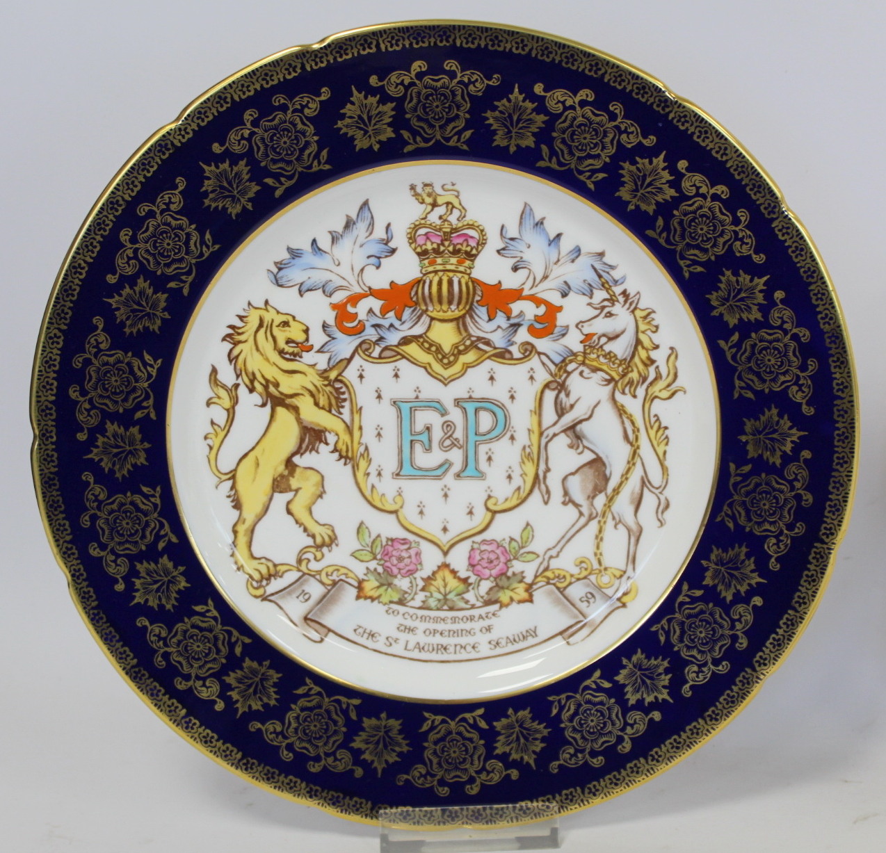 Three pieces of commemorative ware for overseas Royal visits by Queen Elizabeth II, comprising: - Bild 3 aus 9