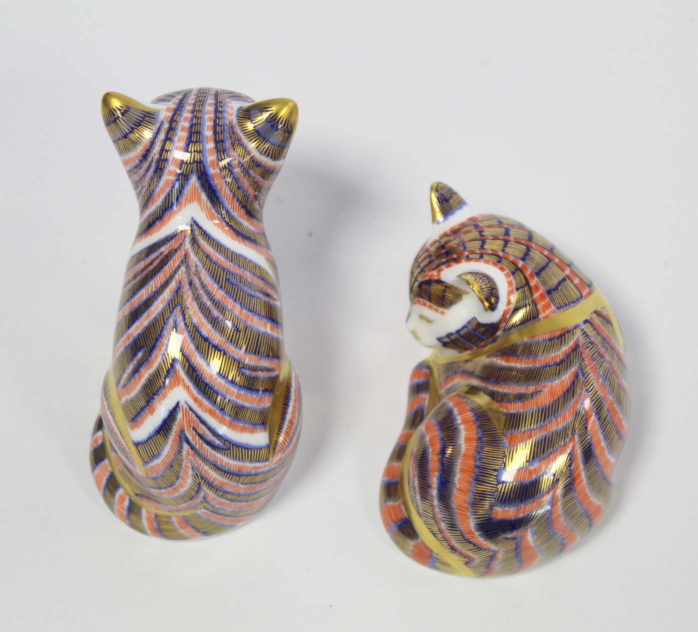 Two Royal Crown Derby Imari paperweights: "Kitten" (sitting), 6.5cm high and "P/W Sleep Kitten", 2½ - Bild 6 aus 7