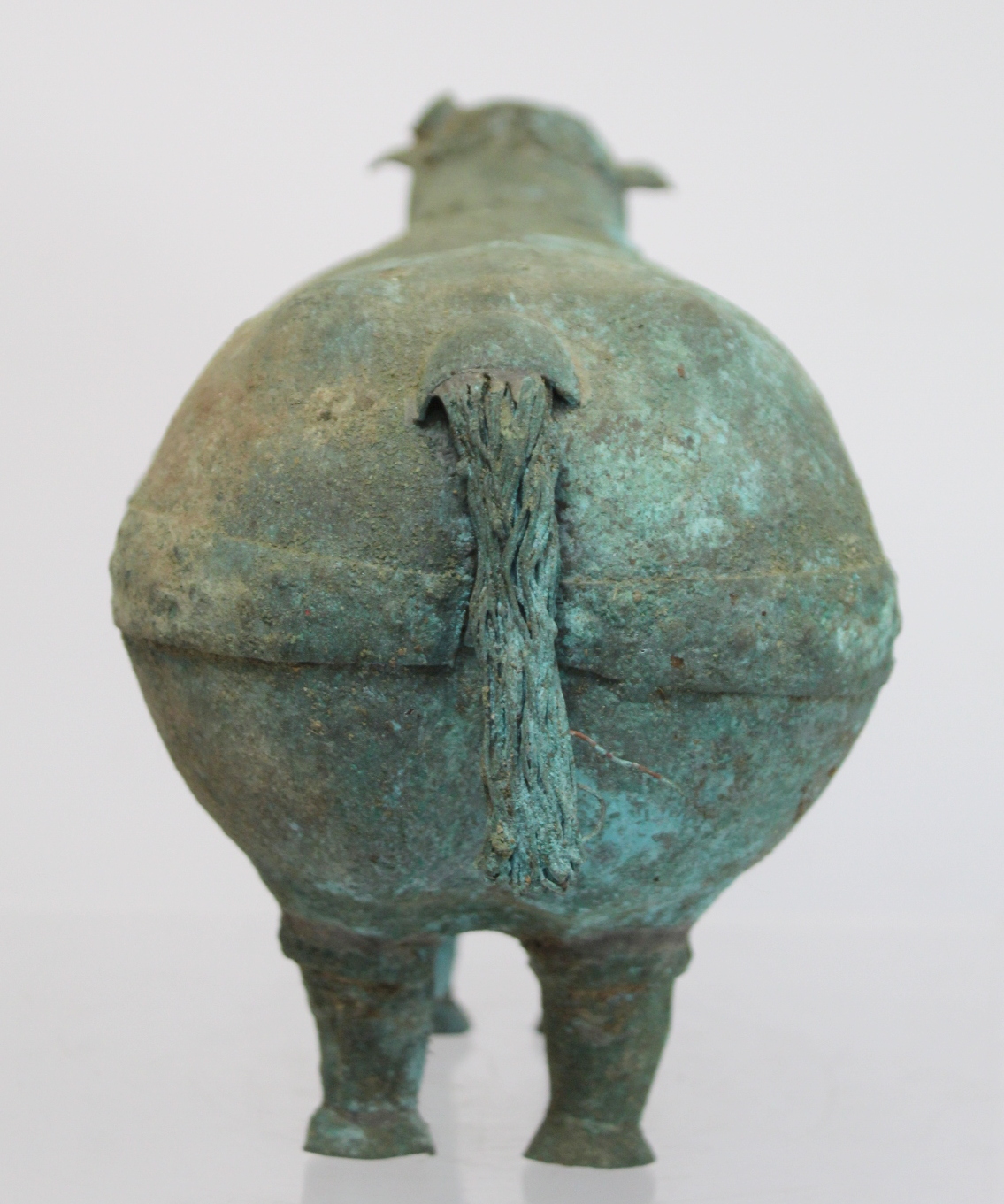 Archaistic naive hollow bronze figure of a ram, the rotund body with rivet effect band and collar - Image 5 of 10