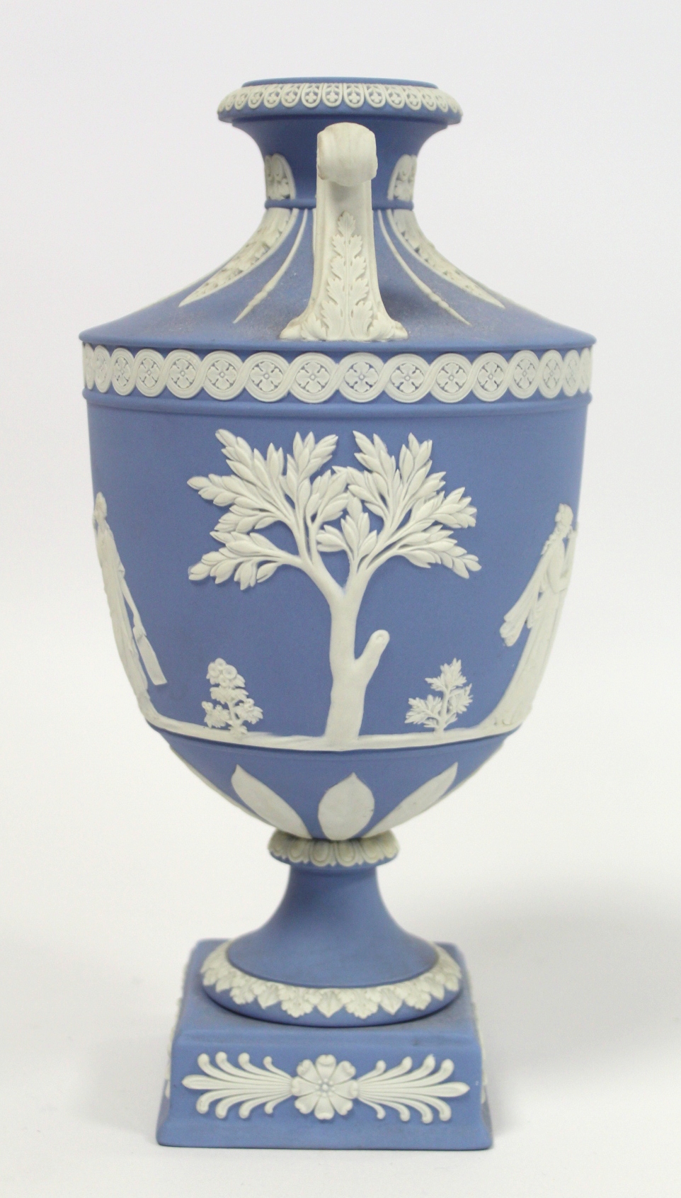 20th century Wedgwood blue jasperware vase of urn form with twin scroll handles, the continuous - Bild 2 aus 7