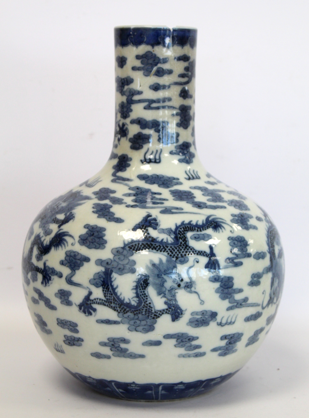 Chinese Qing dynasty large blue and white bottle vase decorated with five five-clawed scrolling - Image 4 of 21