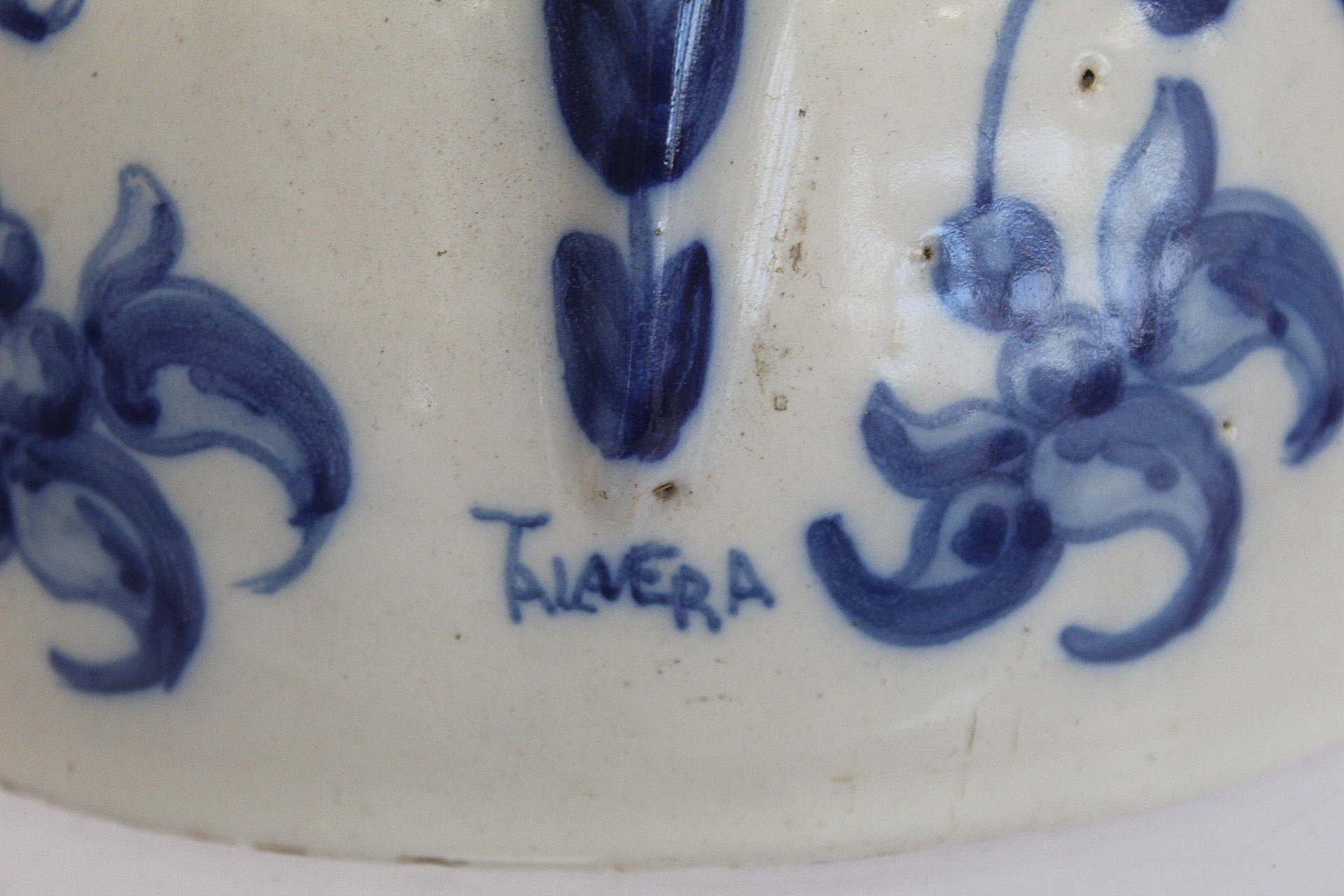 Spanish Talavera de la Reina tin glazed blue and white jug of domed form with trefoil rim, decorated - Image 5 of 8