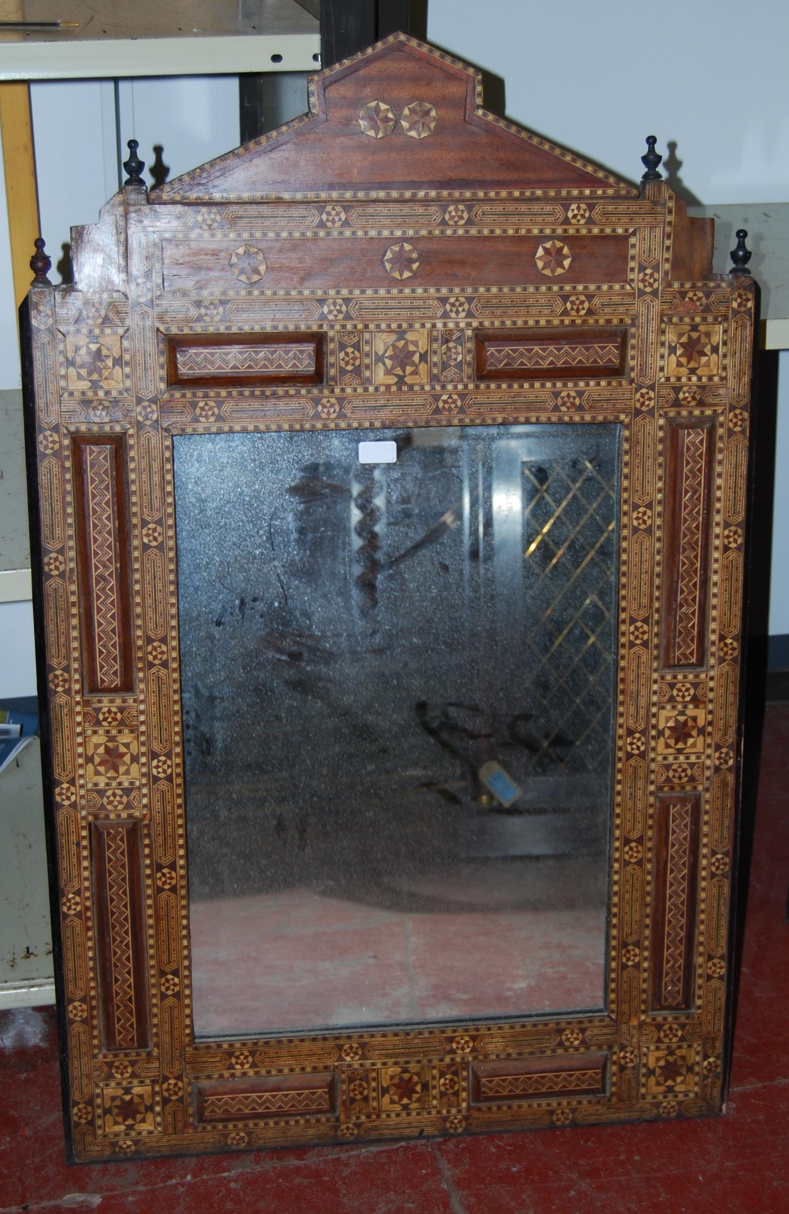 Antique Indo-Persian marquetry inlaid wall mirror with finial surmounts above all over marquetry - Bild 2 aus 8