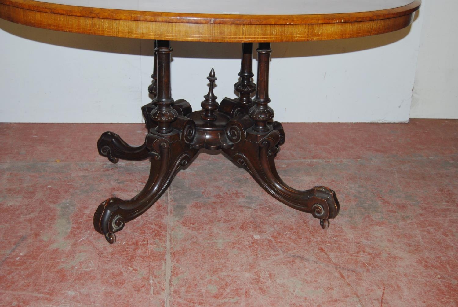 Victorian figured walnut loo type table by James Shoolbred, Tottenham Court Road, London, the inlaid - Bild 4 aus 4