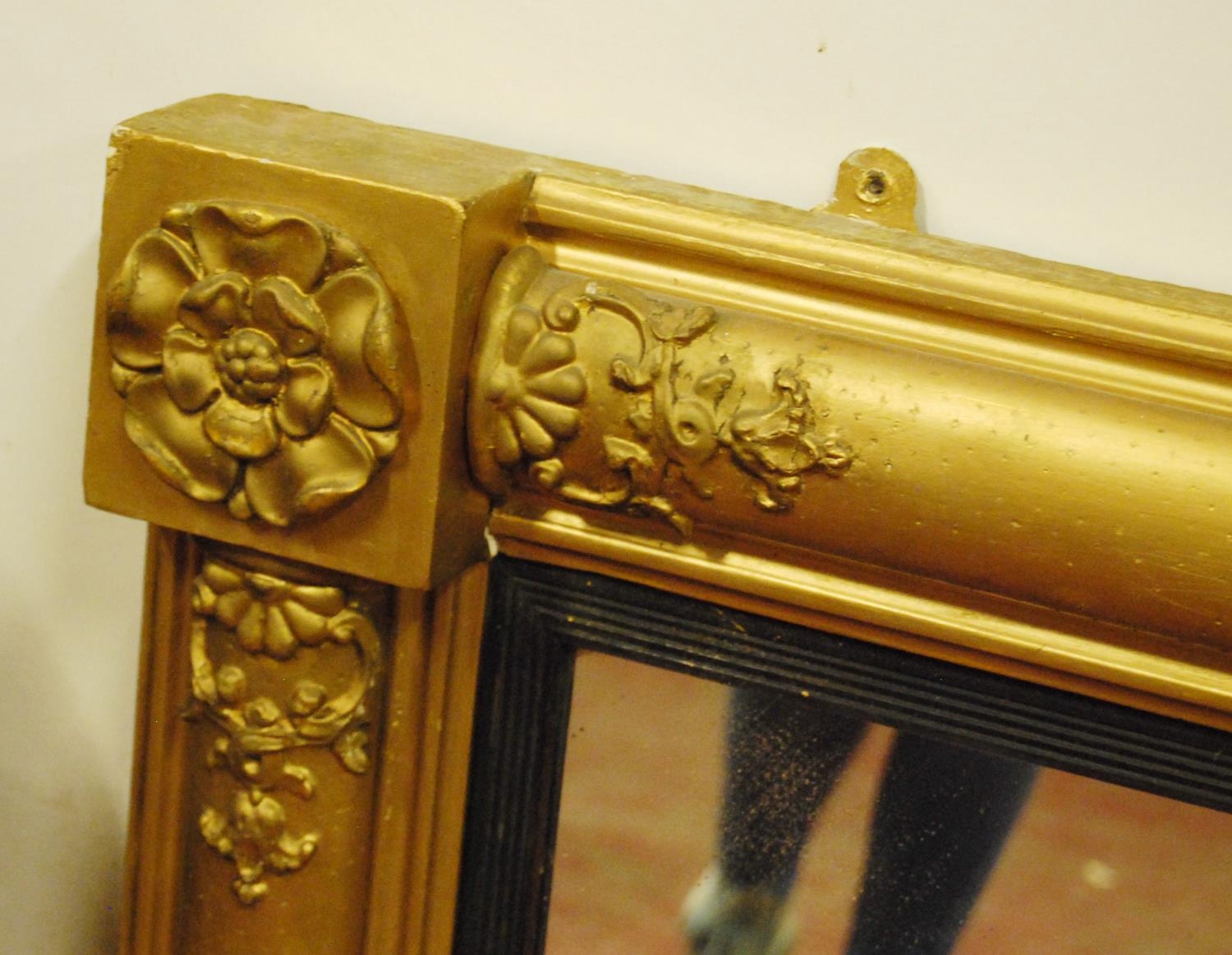 19th century Regency-style giltwood overmantel mirror decorated with moulded rose roundels, mirror - Bild 2 aus 4