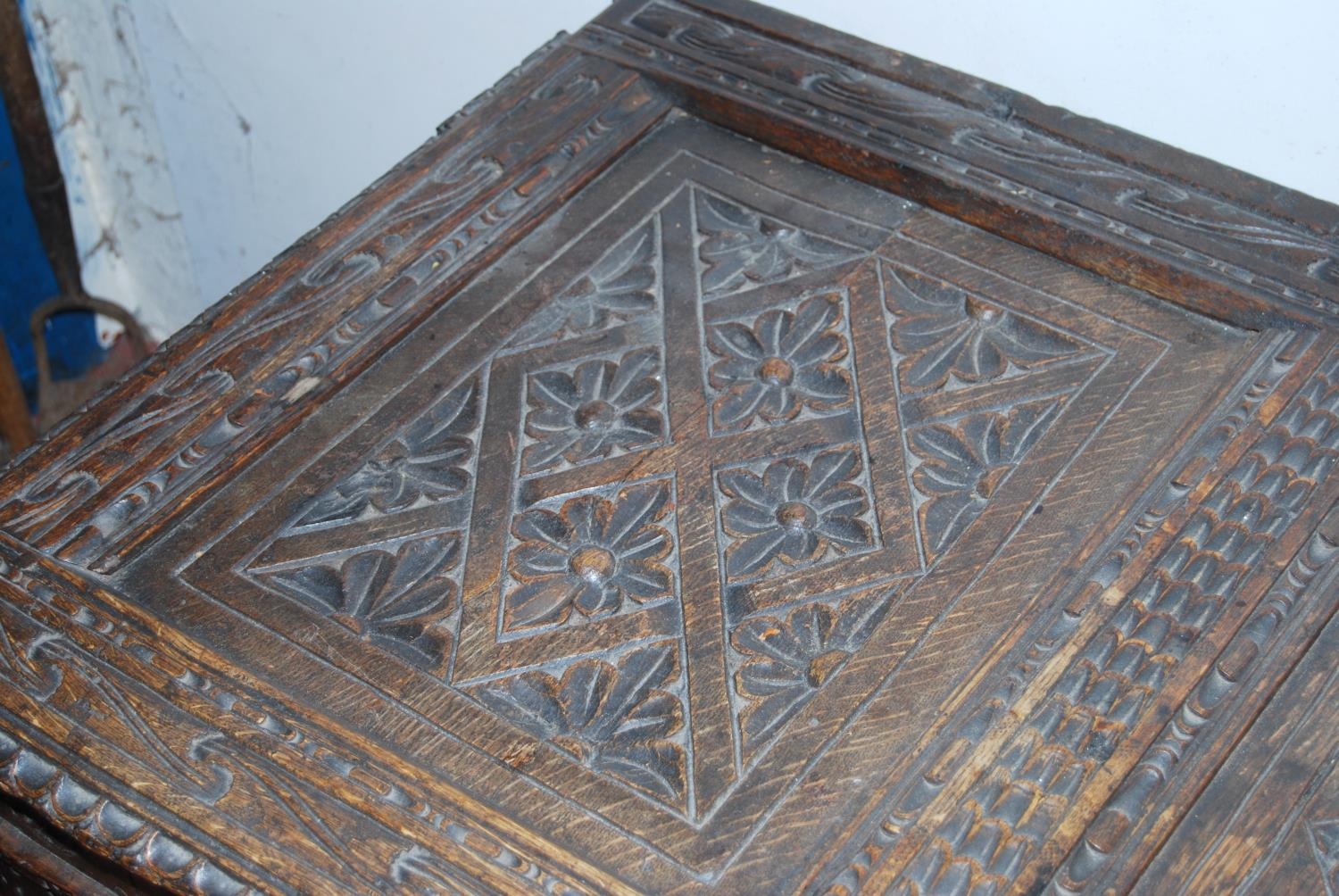 19th century carved oak coffer, the hinged top with three panels, with floral roundels, above - Bild 4 aus 9