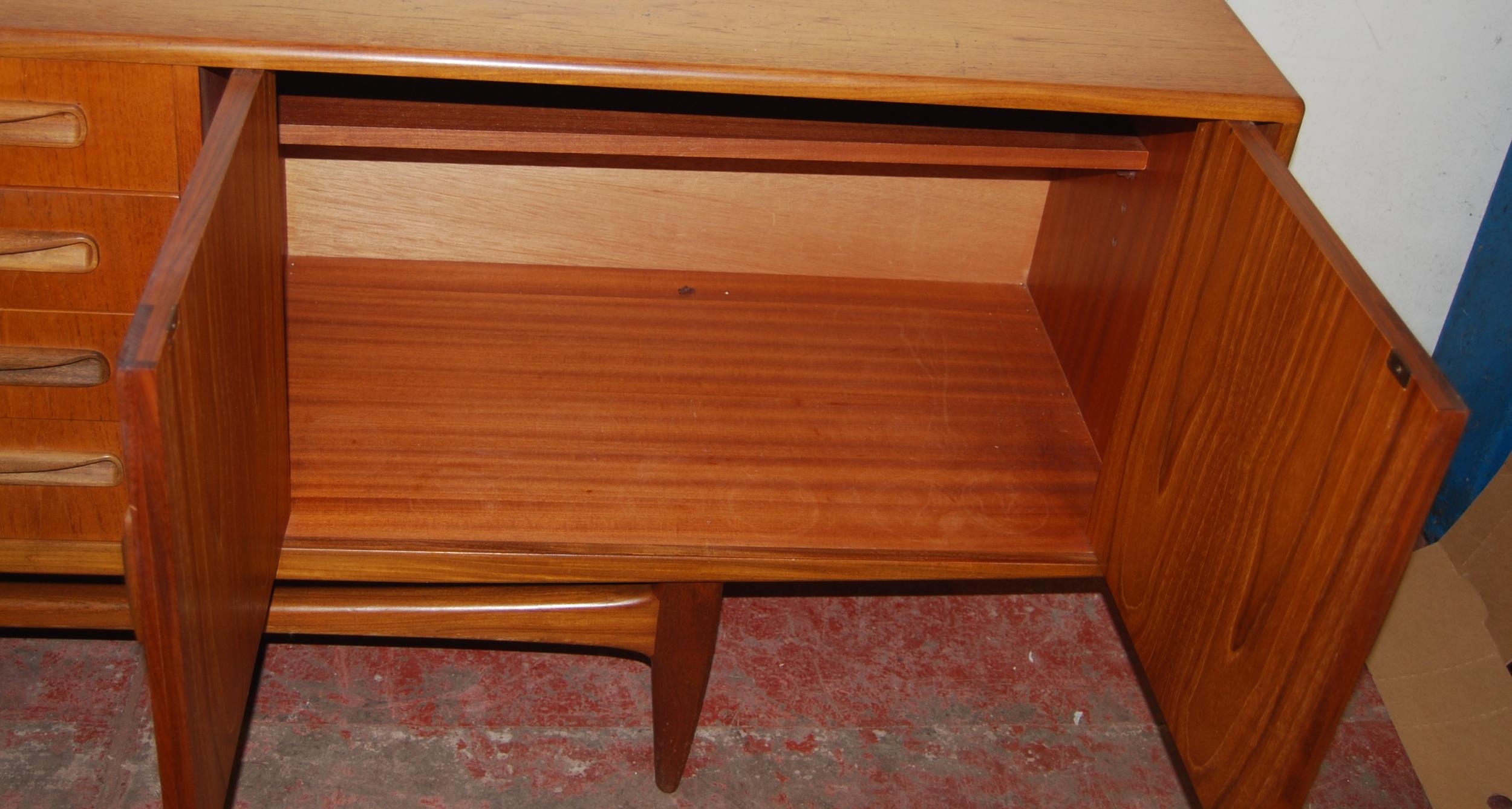 Danish-influenced retro teak sideboard, design attributed to Koford-Larson, with four short - Bild 6 aus 6