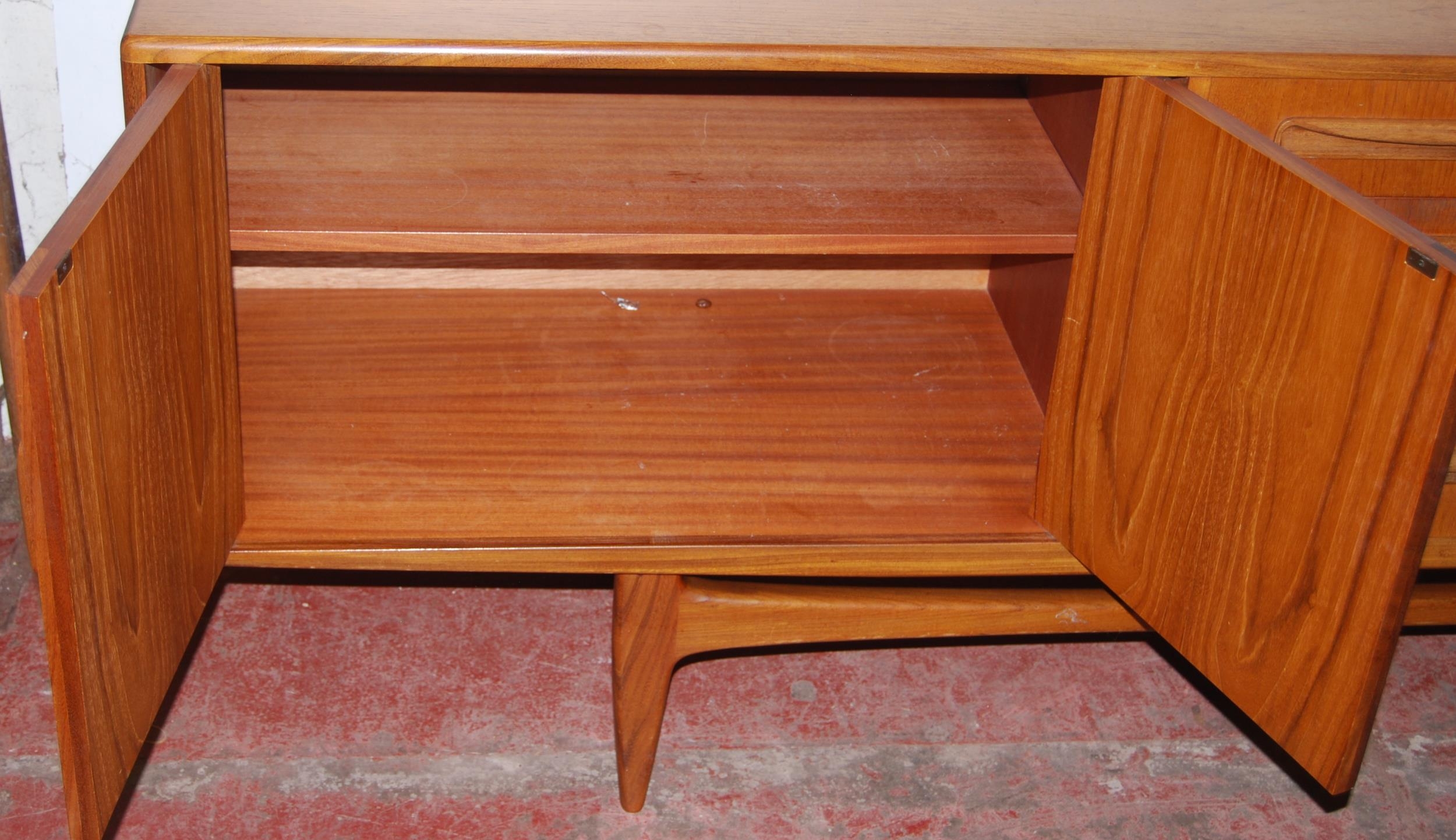 Danish-influenced retro teak sideboard, design attributed to Koford-Larson, with four short - Bild 4 aus 6